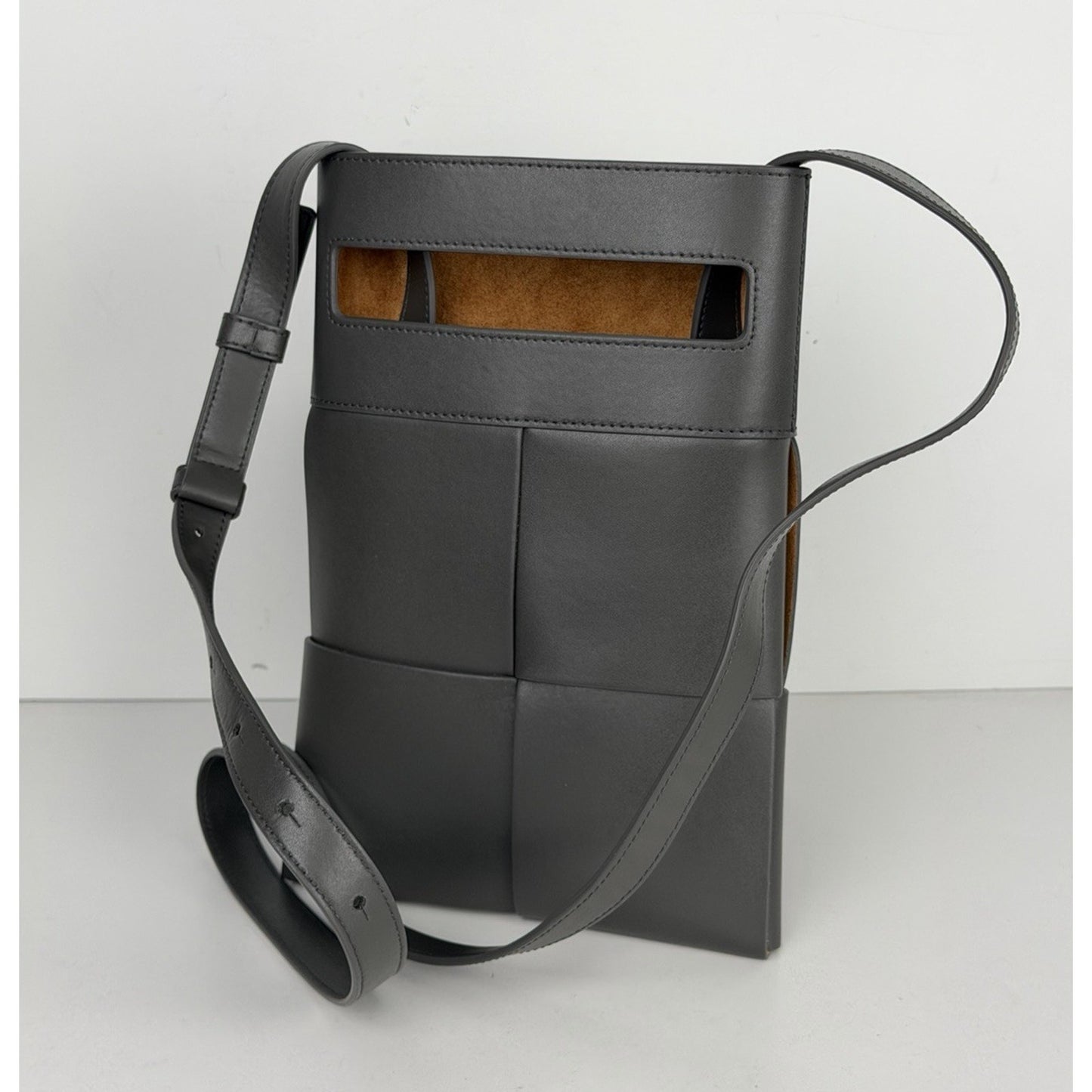 Bottega Veneta Messenger Crossbody Bag in Gray Intrecciato Leather S06