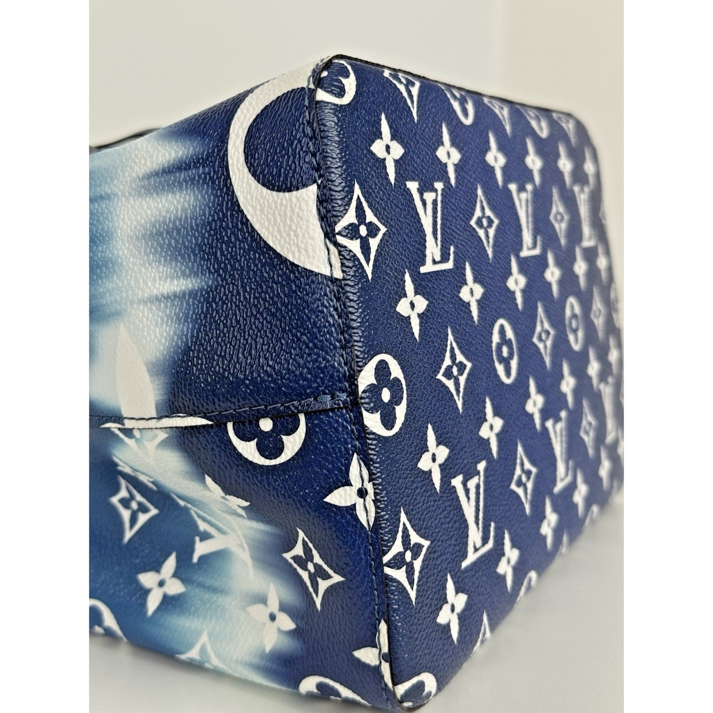 Louis Vuitton NeoNoe MM Bucket Bag in Blue Escale Monogram Canvas D-7