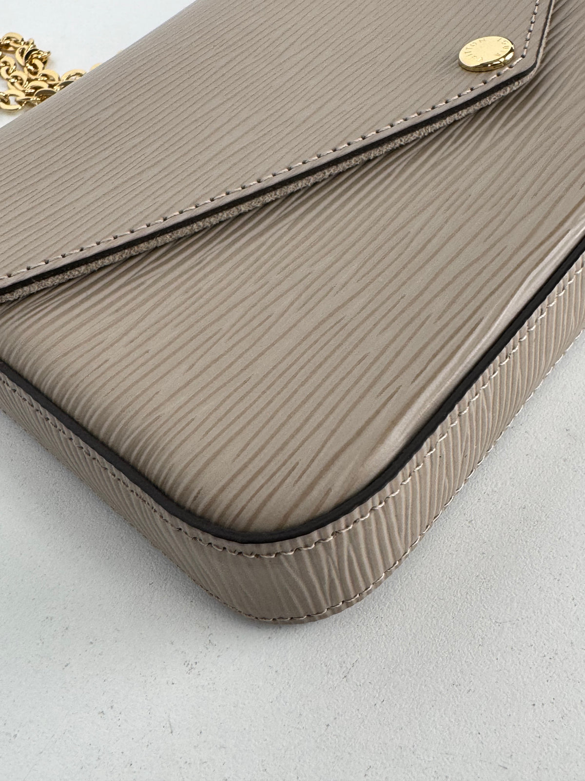 Louis Vuitton Felicie Pochette Chain Wallet in Epi Leather NFC YS11