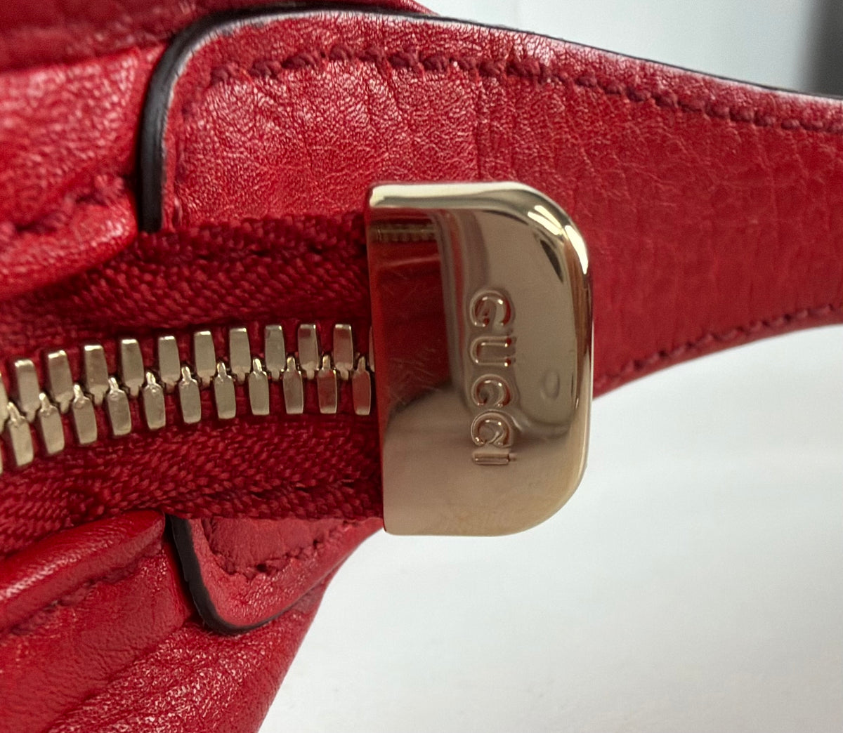 Gucci Soho Hobo Bag G Logo in Red Pebbled Leather Tassel
