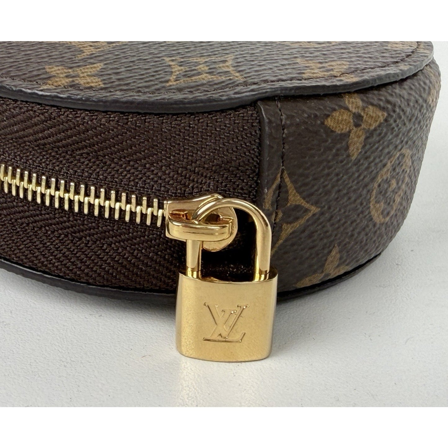 Louis Vuitton Eyeshadow Pouch with 2 Brushes in Brown Monogram Canvas K1