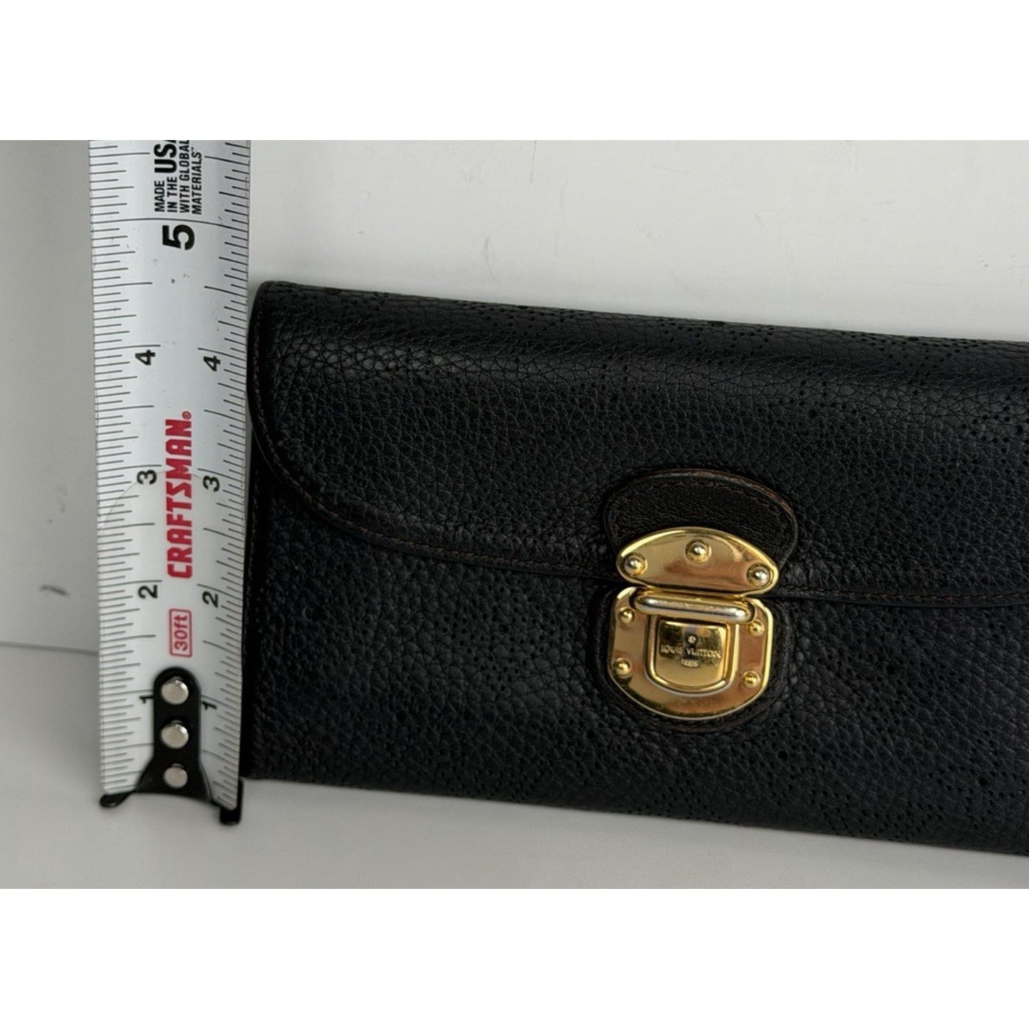 Louis Vuitton Mahina Amelia Wallet Textured Leather & Gold-tone PushLock K1