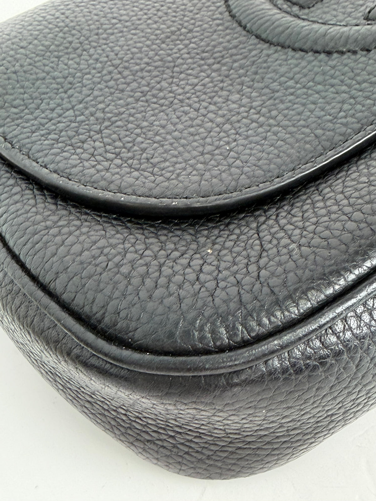 Gucci Medium Soho Flap Crossbody Bag in Black Pebbled Calfskin Leather YS04