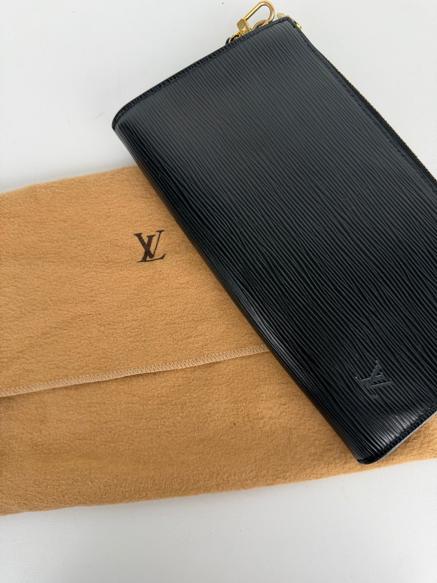 Louis Vuitton Pochette Accessoires Bag Vintage in Black Epi Leather 2000 S-05