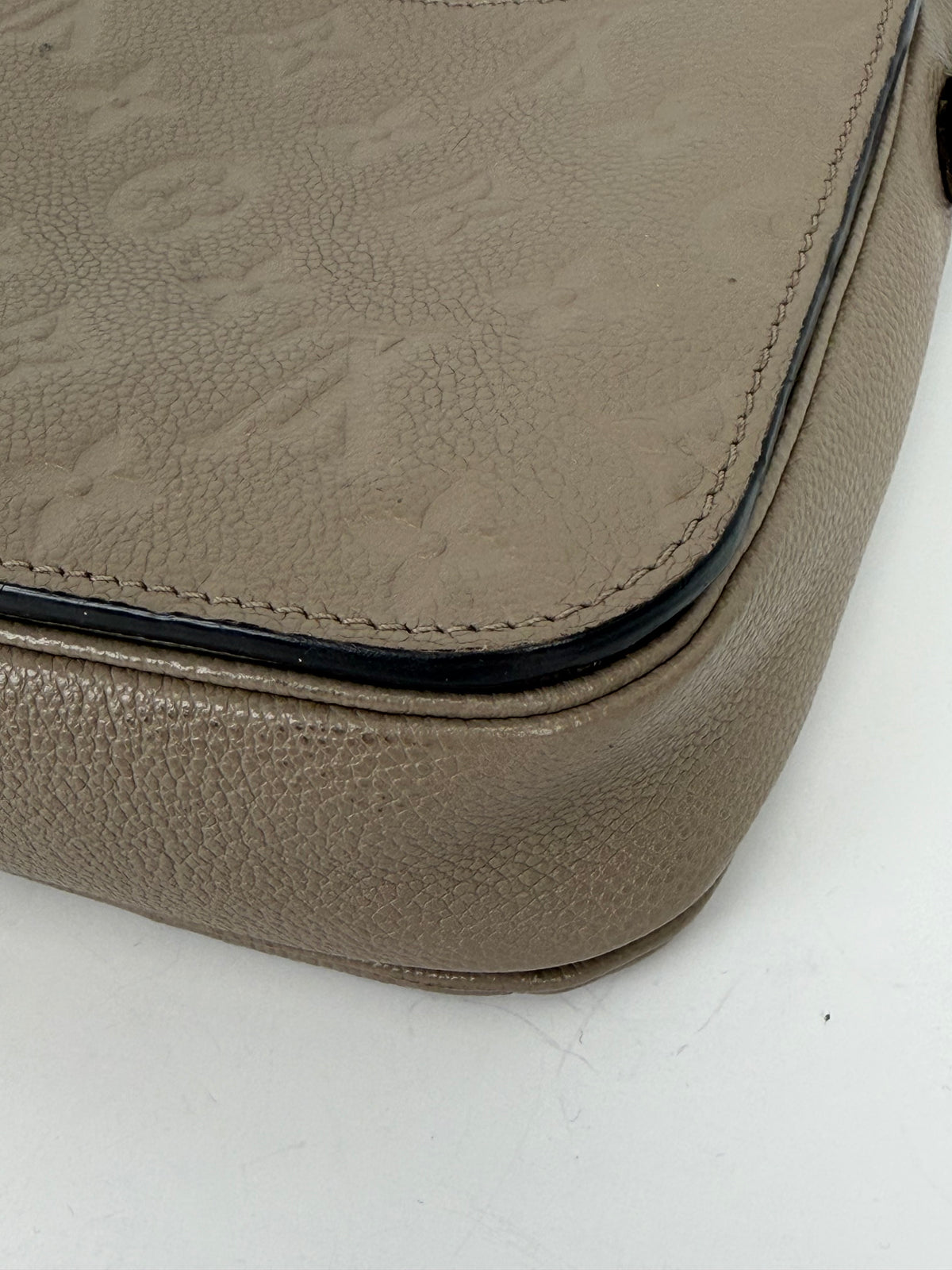 Louis Vuitton Pochette Metis Bag in Beige Monogram Empreinte Leather NFC YE-5