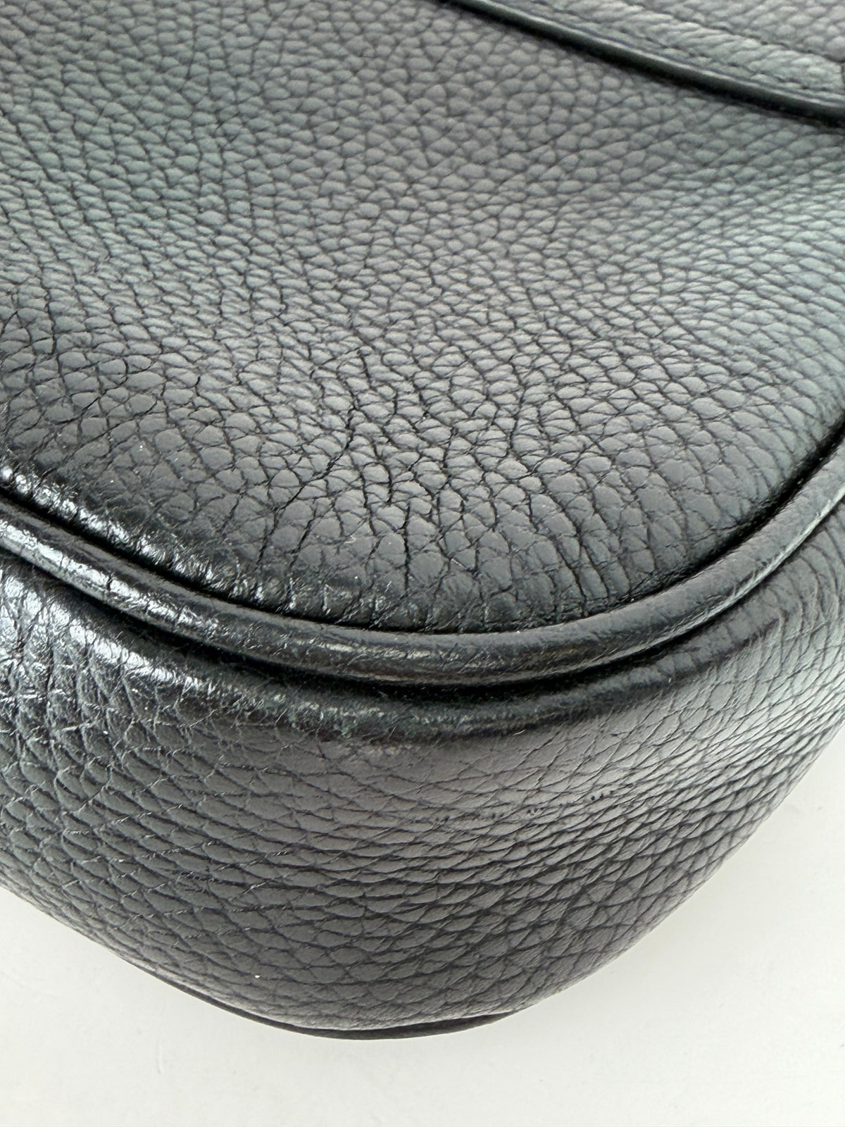 Gucci Medium Soho Flap Crossbody Bag in Black Pebbled Calfskin Leather YS04