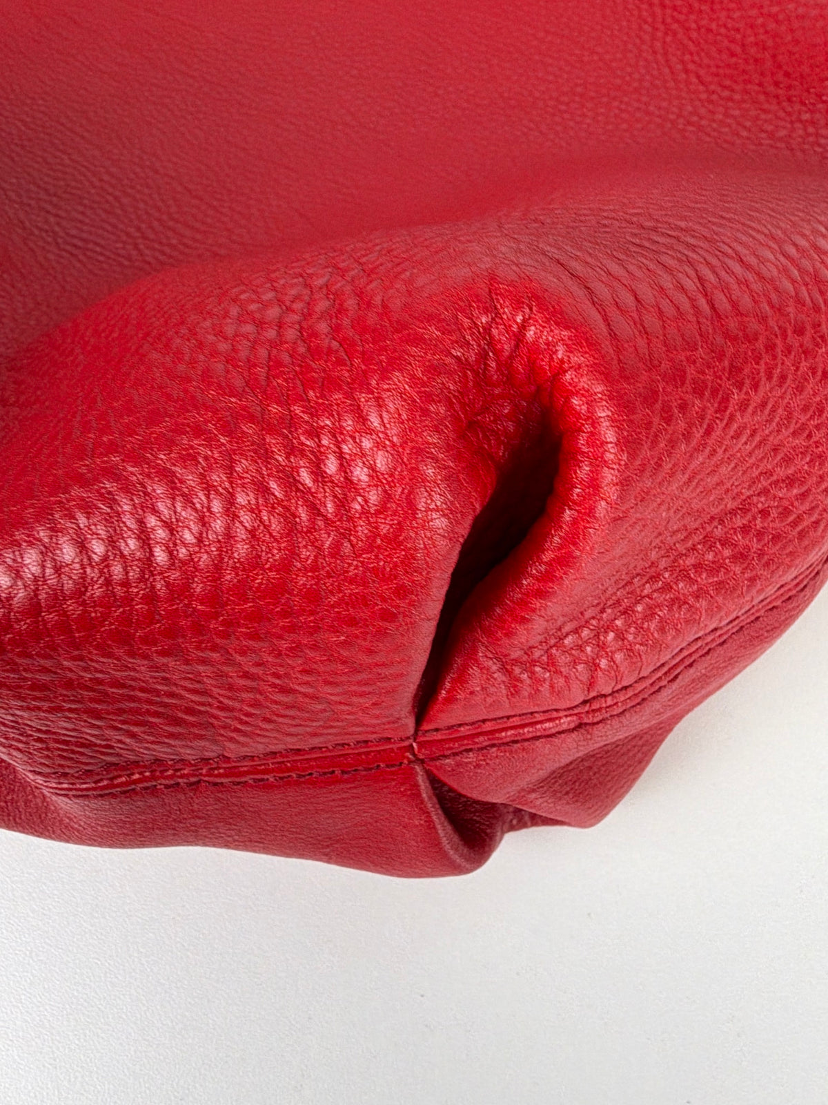 Gucci Soho Hobo Bag G Logo in Red Pebbled Leather Tassel