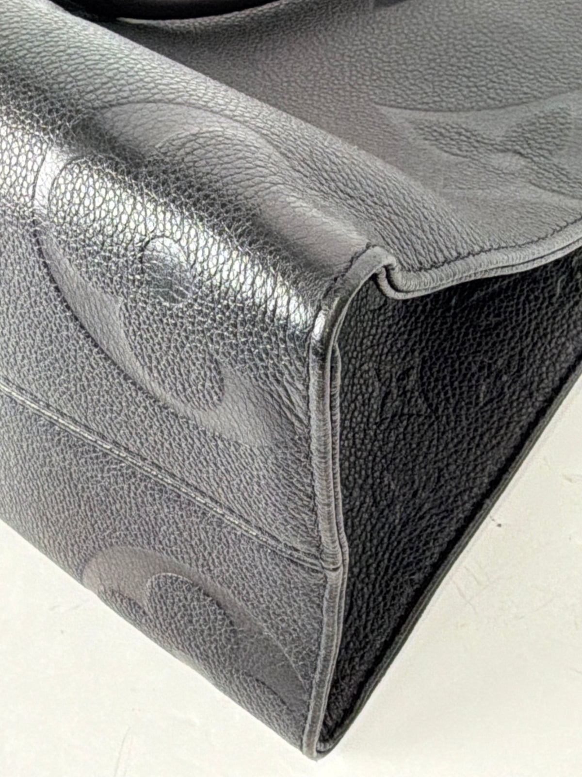 Louis Vuitton OnTheGo Tote Bag MM in Black Giant Monogram Empreinte Leather NFC YC5