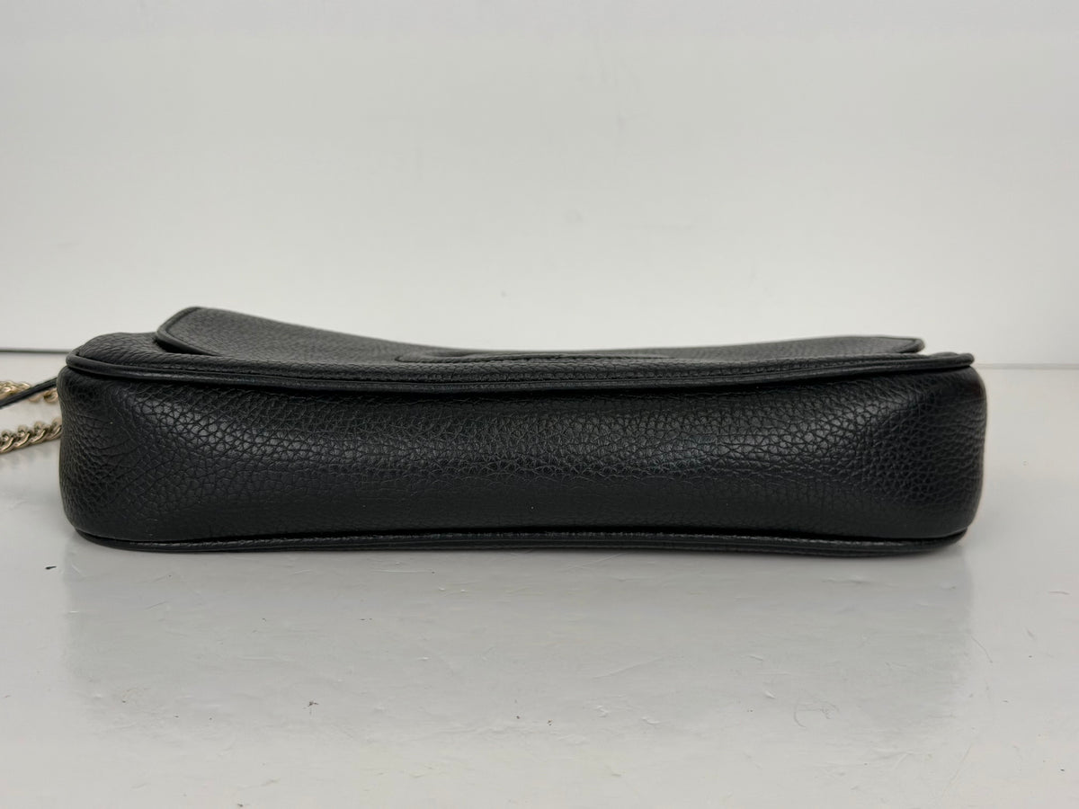 Gucci Medium Soho Flap Crossbody Bag in Black Pebbled Calfskin Leather YS04