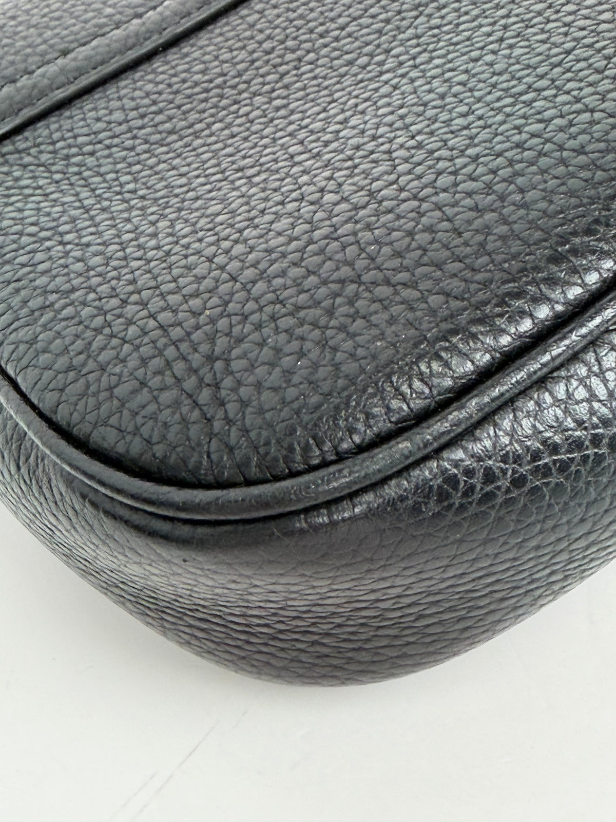 Gucci Medium Soho Flap Crossbody Bag in Black Pebbled Calfskin Leather YS04