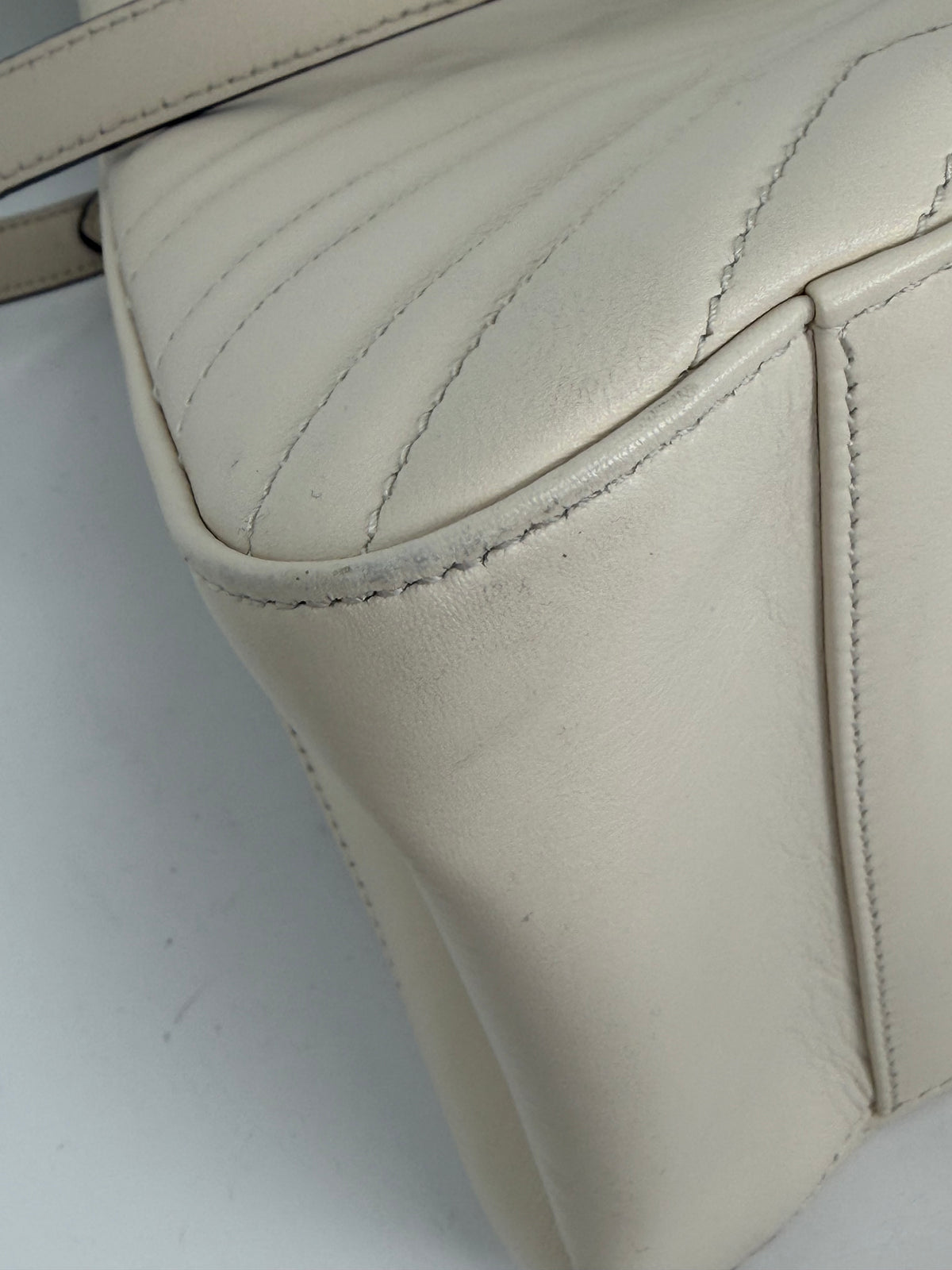 Gucci GG Marmont Chain Shoulder Bag in Beige Matelasse Leather YS18