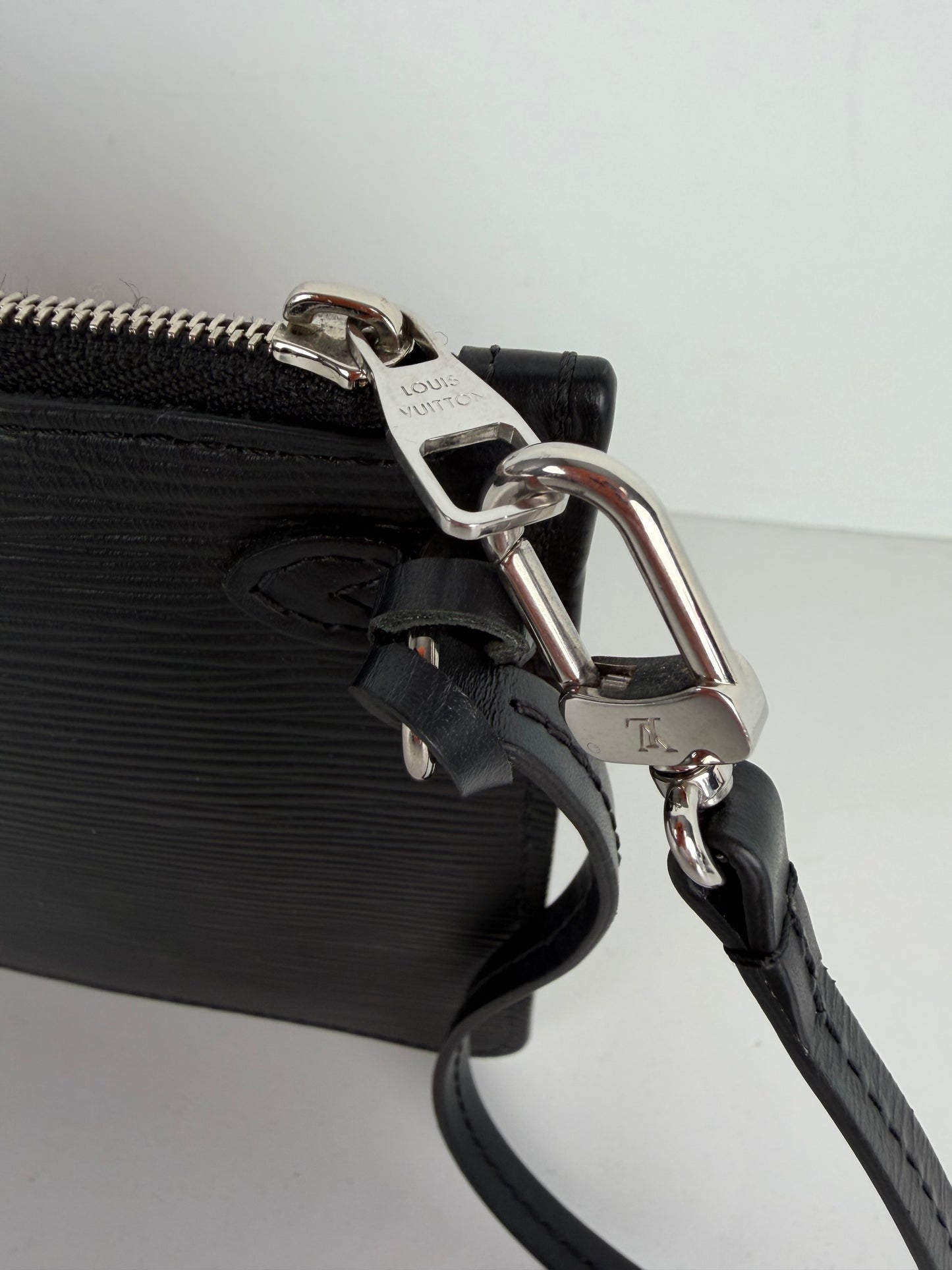 Louis Vuitton Neverfull Pochette Bag in Black Epi Leather YK-1