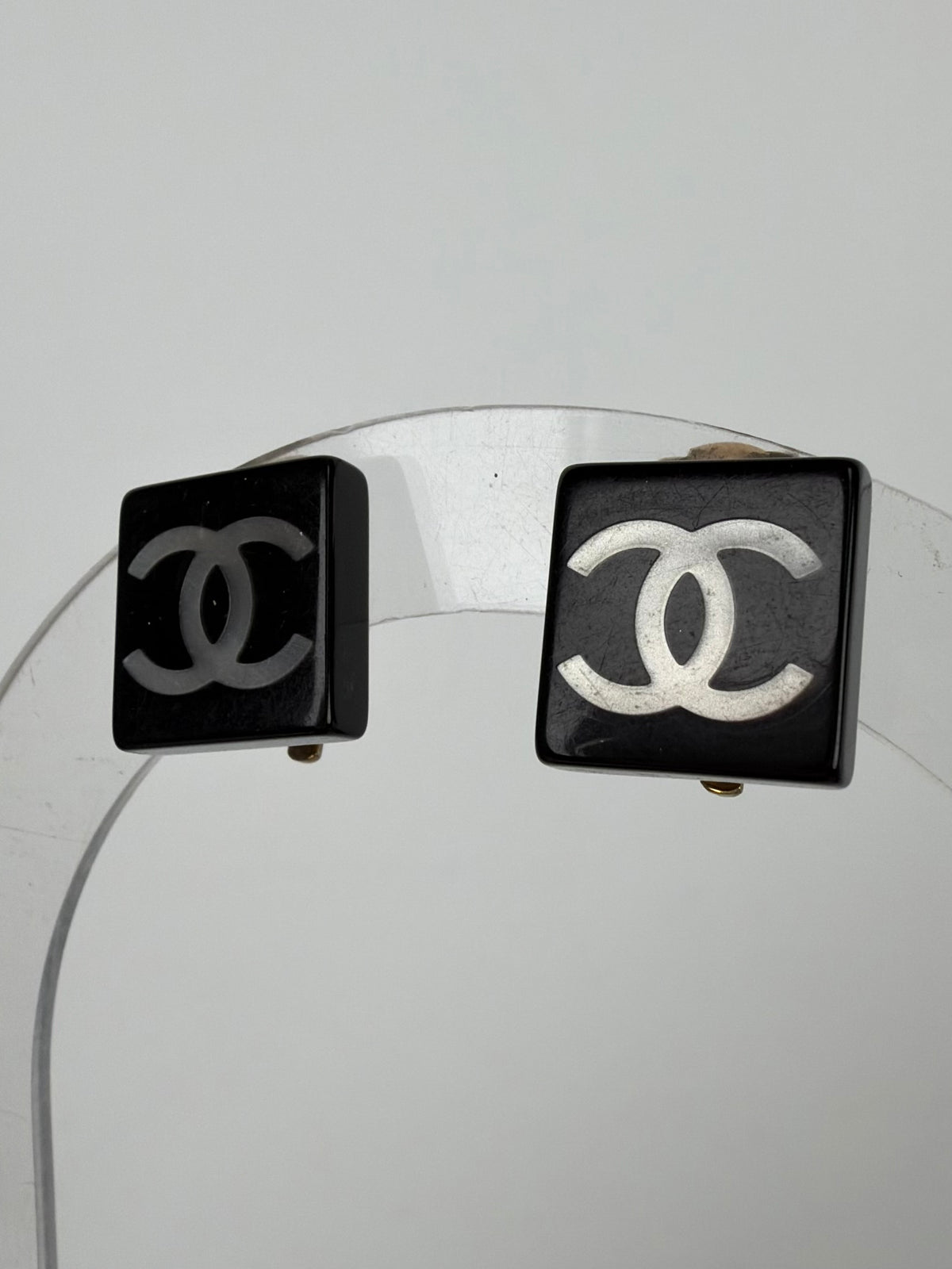 Chanel Mother of Pearl Resin CC Clip-On Earrings Vintage 2003 in Black K1