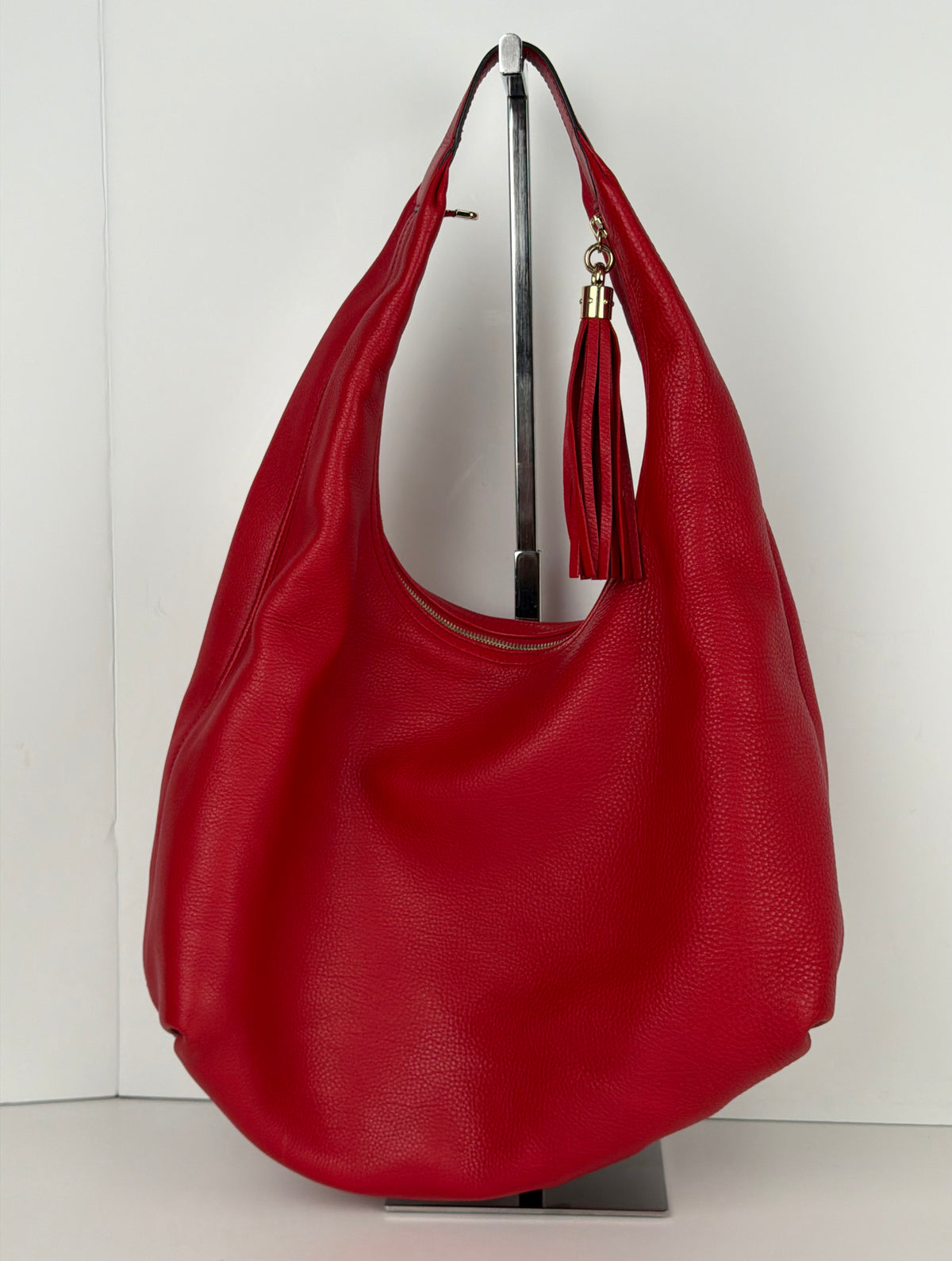 Gucci Soho Hobo Bag G Logo in Red Pebbled Leather Tassel