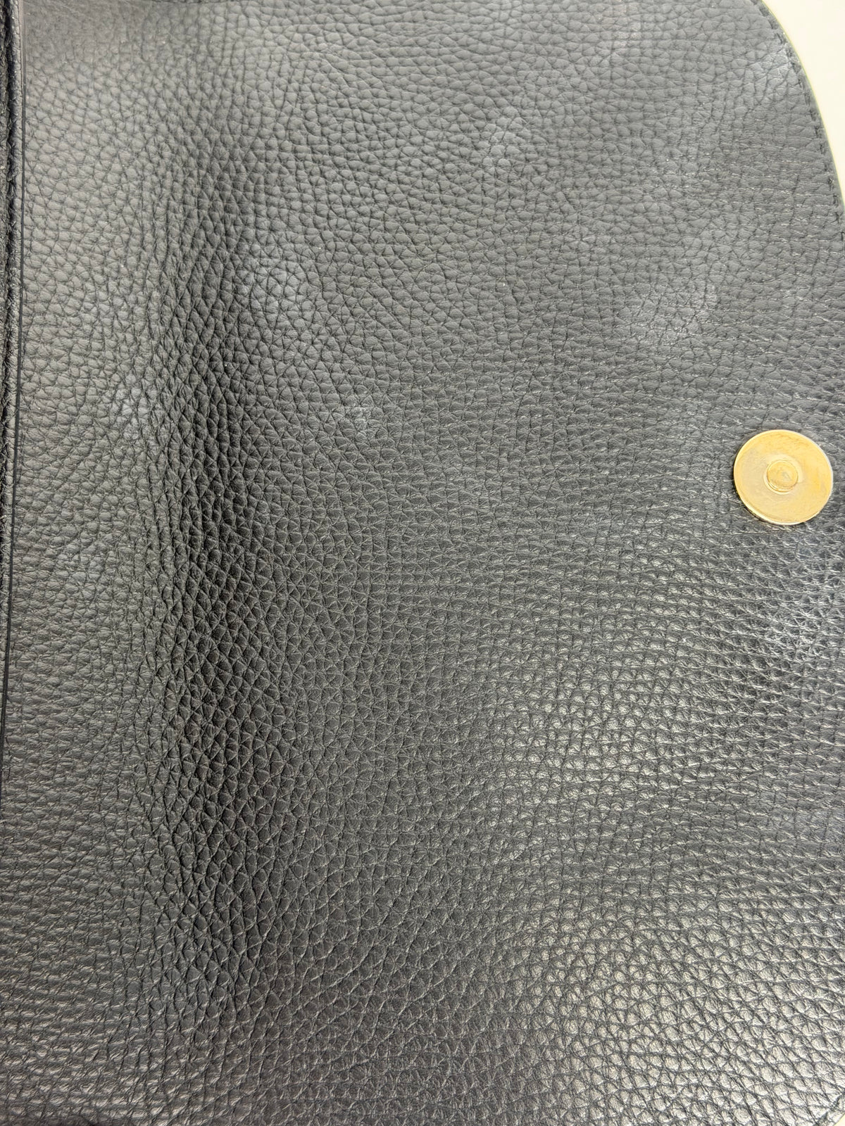 Gucci Medium Soho Flap Crossbody Bag in Black Pebbled Calfskin Leather YS04