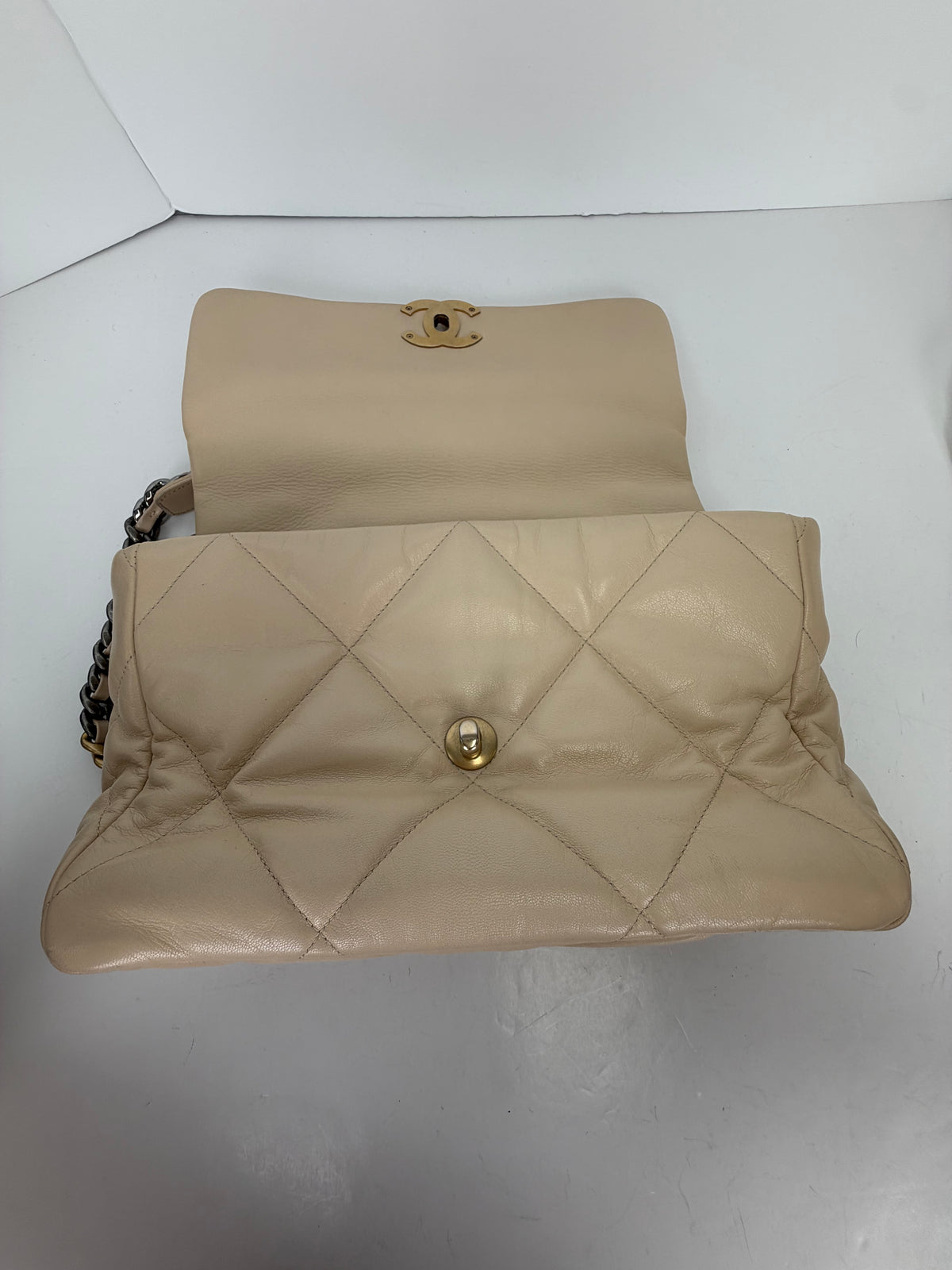 Chanel 19 Flap Bag in Beige Leather 2020 YF4