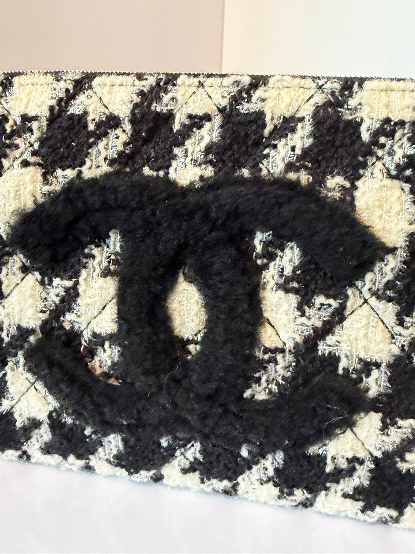 CHANEL Black/White Houndstooth Tweed And Shearling CC Medium O-Case Zip Pouch K3