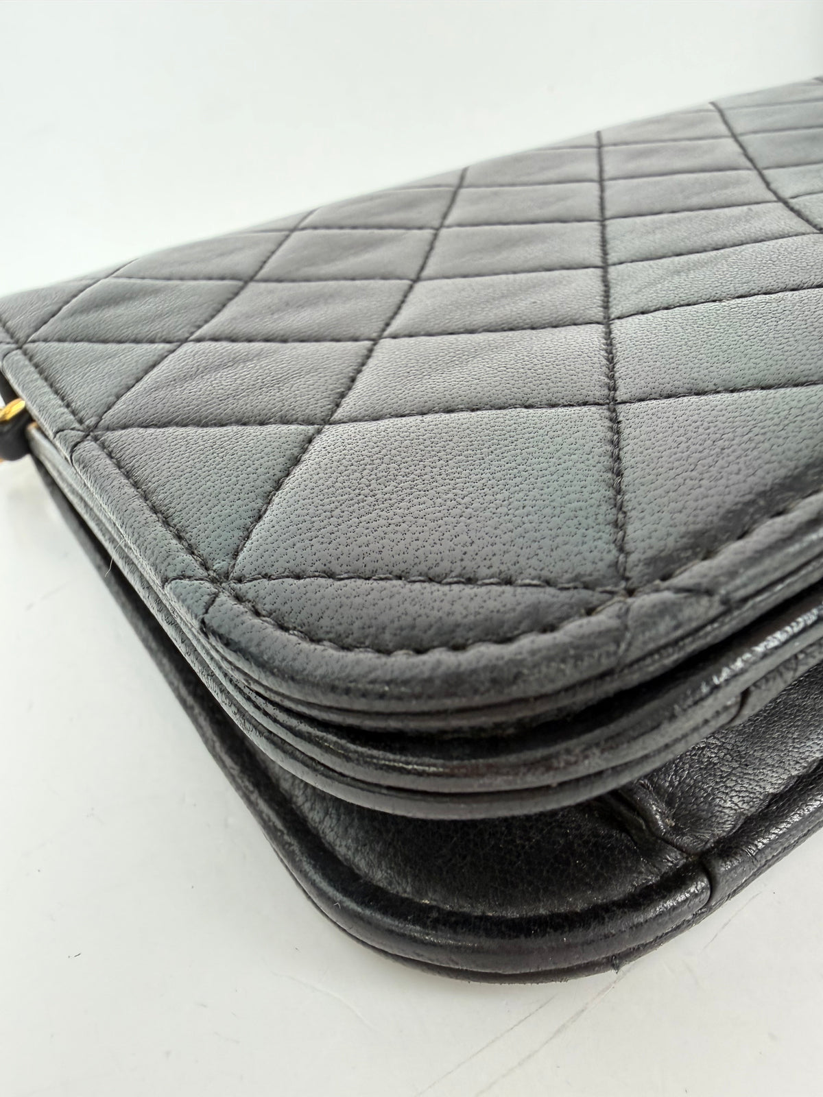 Chanel Quilted Shoulder Bag in Black Lambskin Leather Vintage 1996-1997 YD7