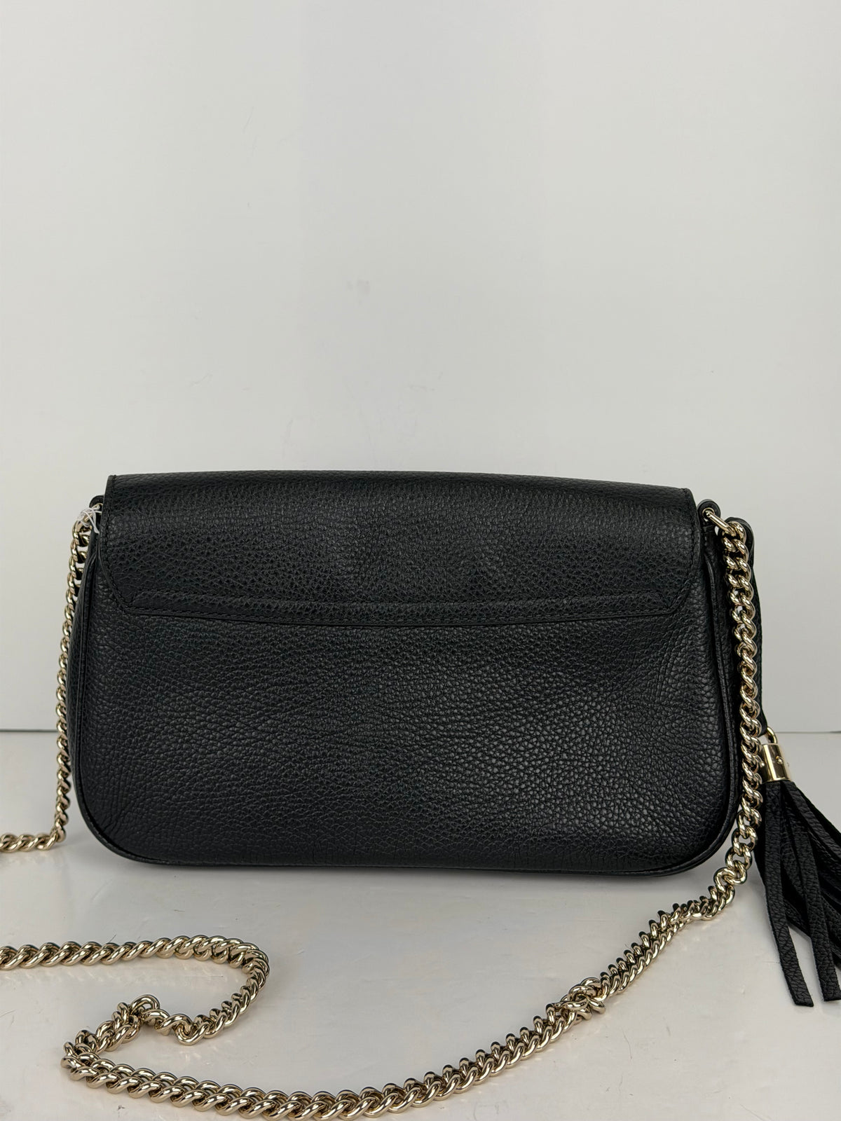 Gucci Medium Soho Flap Crossbody Bag in Black Pebbled Calfskin Leather YS04