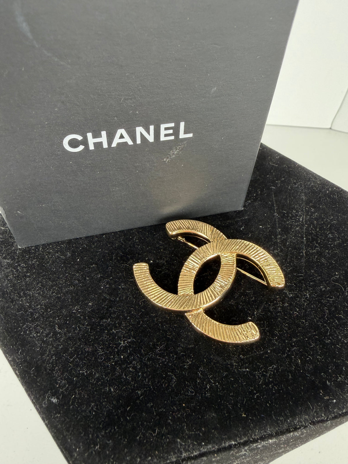 Chanel CC Logo Textured Brooch in Gold Color K1