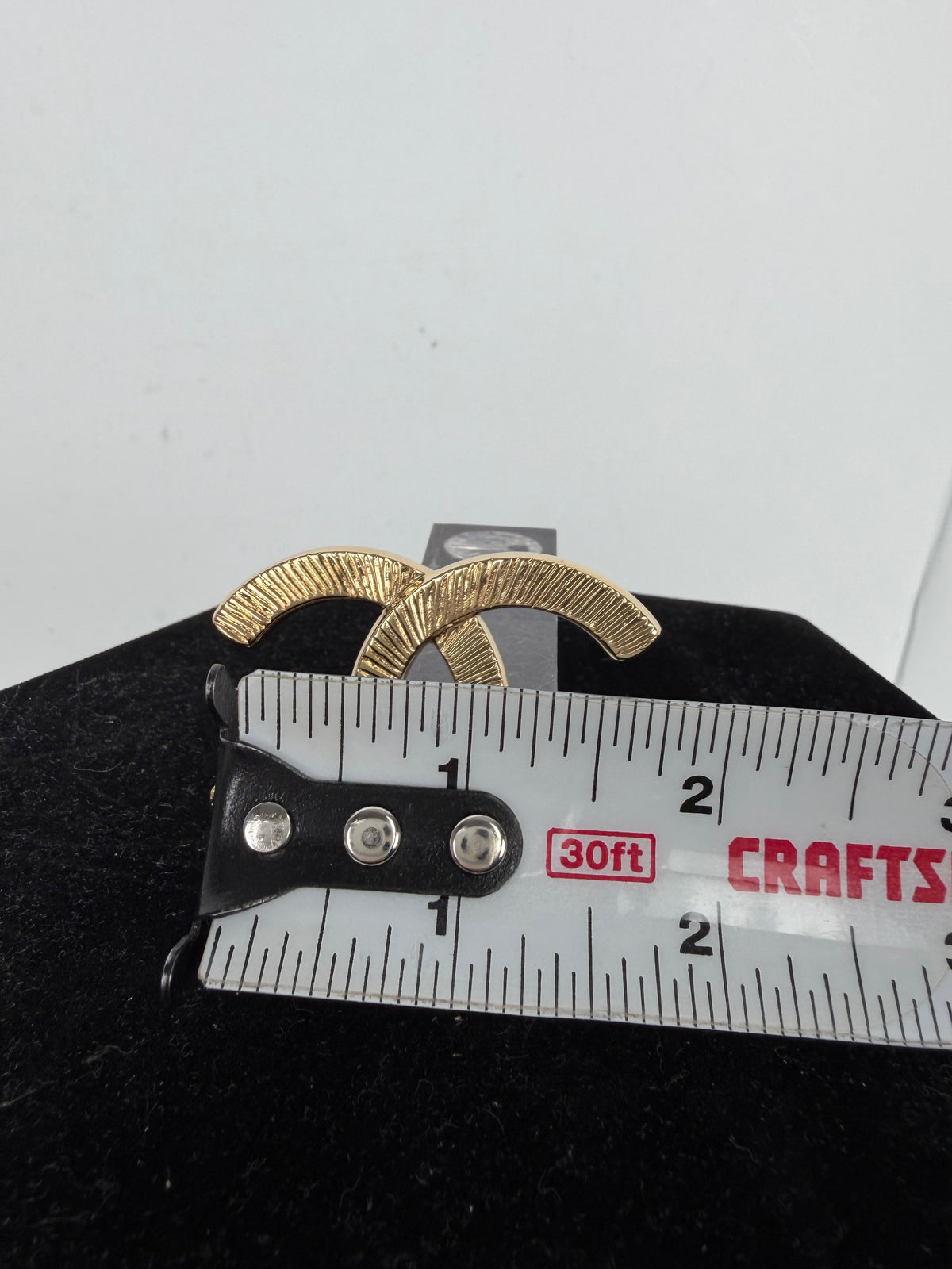 Chanel CC Logo Textured Brooch in Gold Color K1