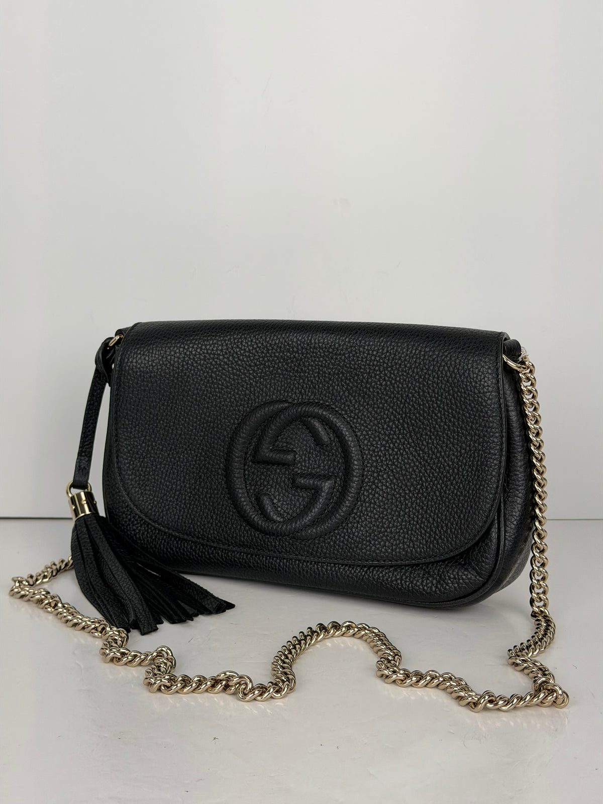 Gucci Medium Soho Flap Crossbody Bag in Black Pebbled Calfskin Leather YS04