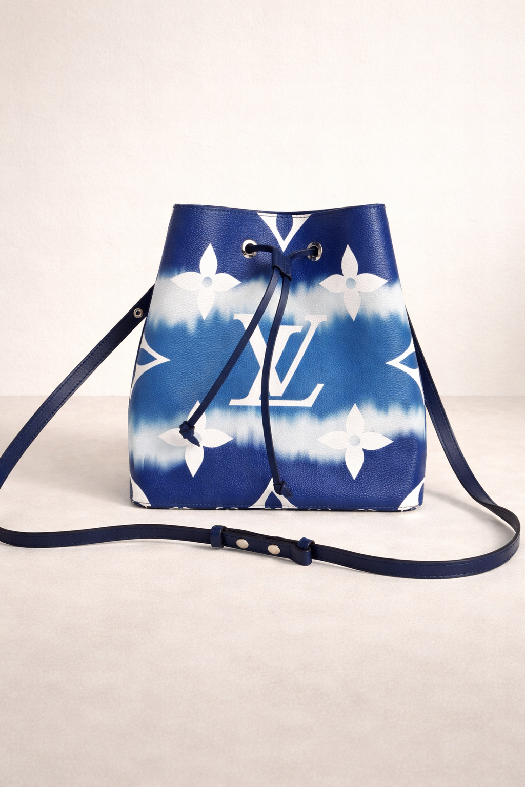 Louis Vuitton NeoNoe MM Bucket Bag in Blue Escale Monogram Canvas D-7