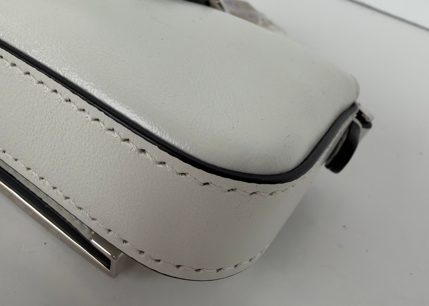 Fendi by Marc Jacobs Nano Baguette Mini-Bag in White Leather Y