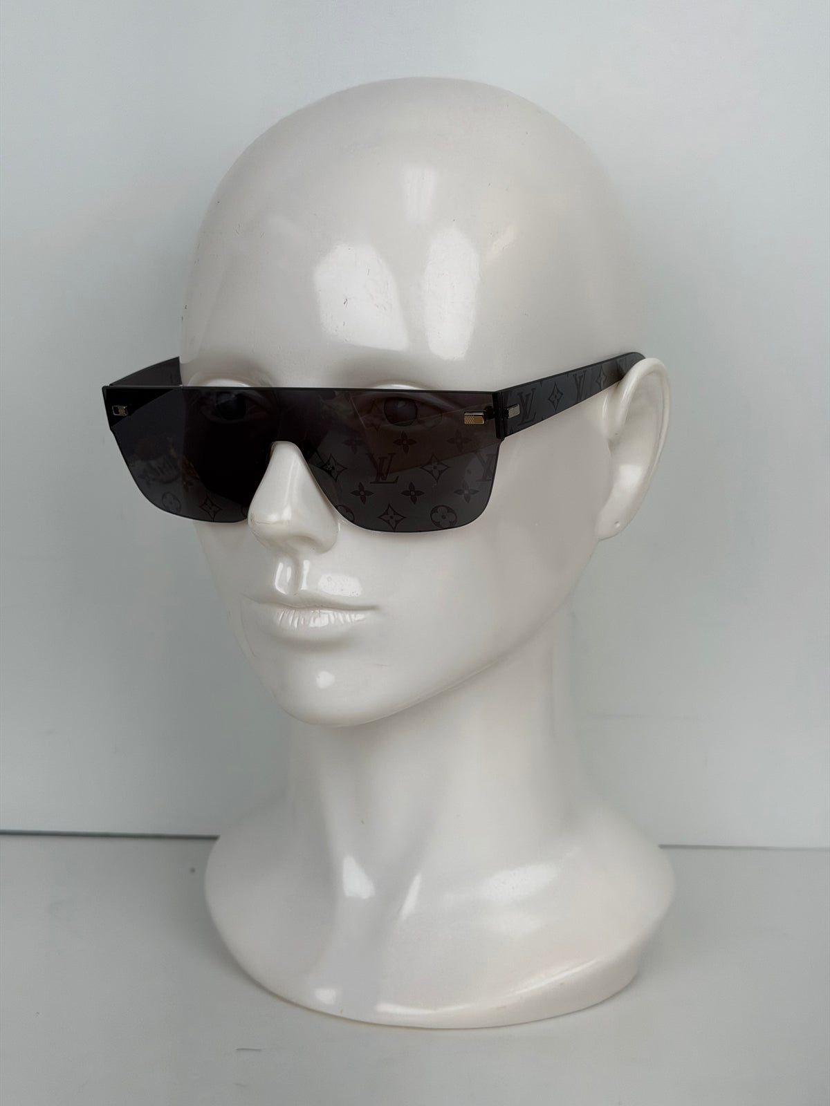 Louis Vuitton Waimea Sunglasses in Black/Grey Monogram Lenses YK4