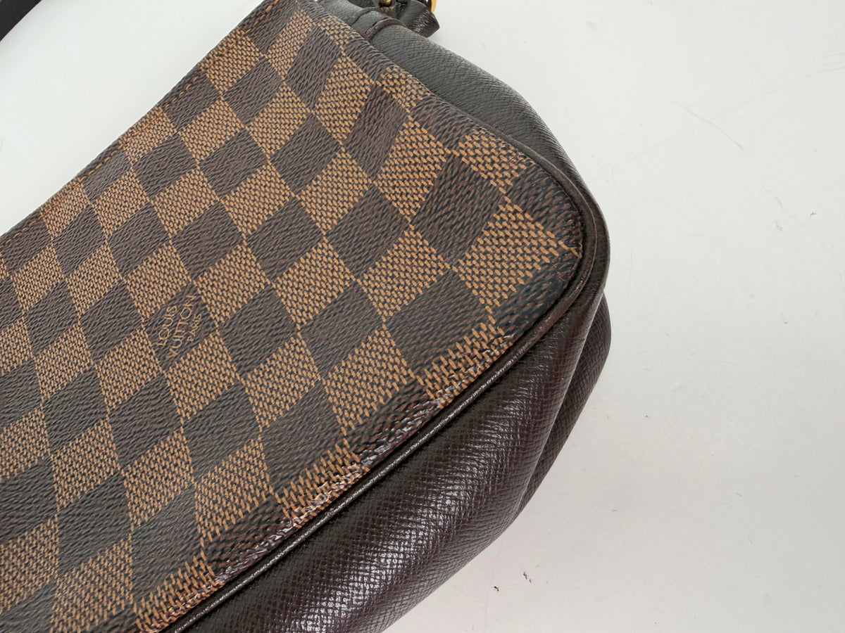 Louis Vuitton Damier Ebene crossbody bag detail photo 4