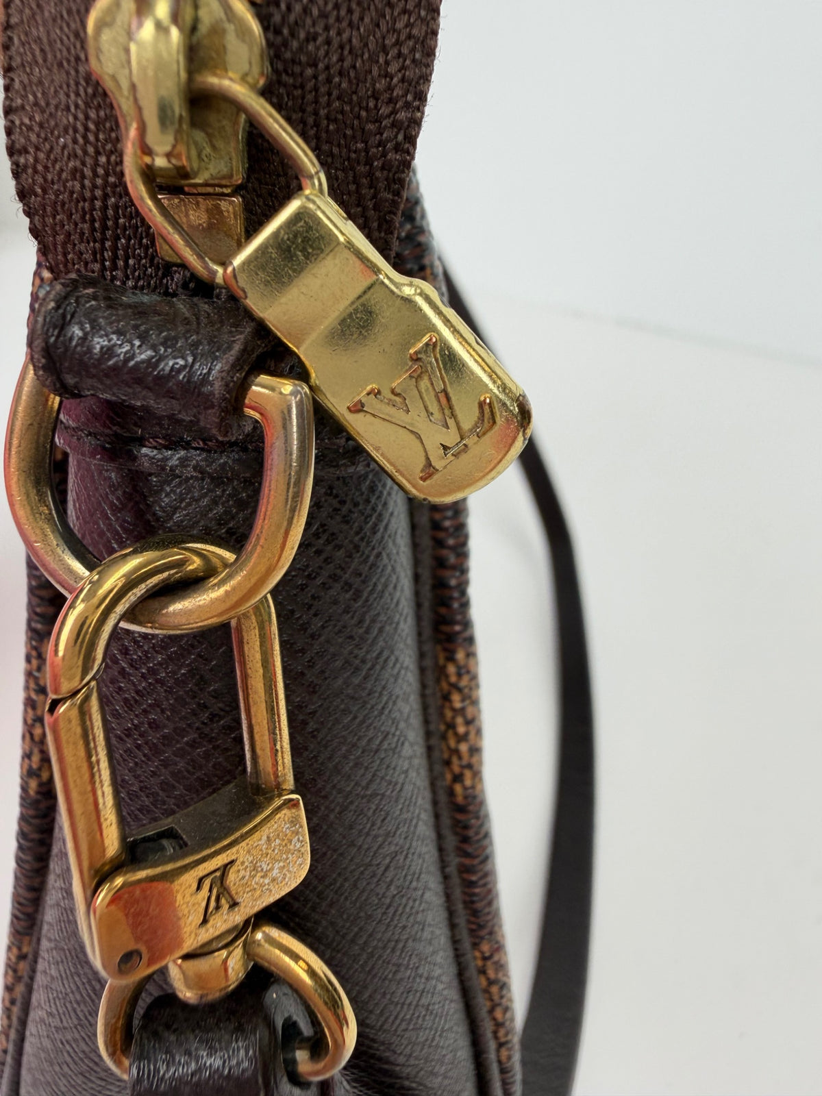 Louis Vuitton Damier Ebene crossbody bag detail photo 8