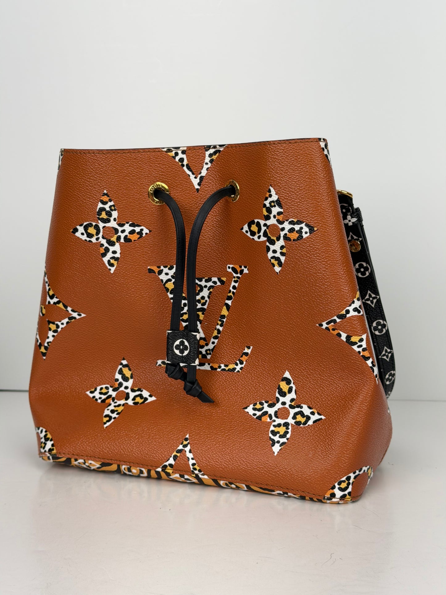 Louis Vuitton NeoNoe MM in the limited-edition Monogram Giant Jungle Print Coated Canvas NFC YC8