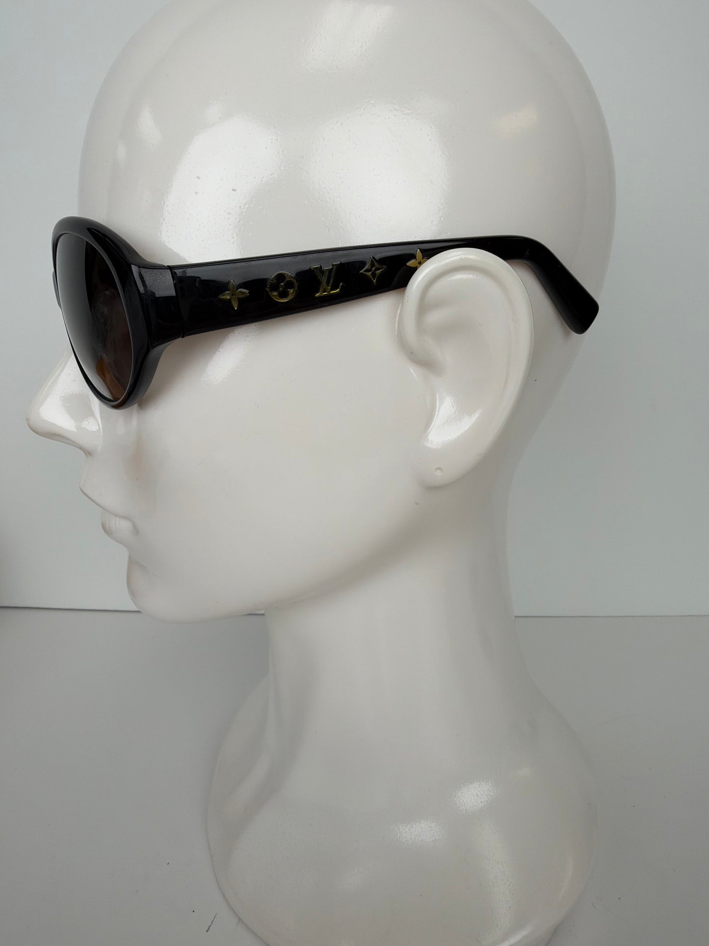 Louis Vuitton Obsession Sunglasses in Black Acetate with Gold-tone LV Monogram YLV