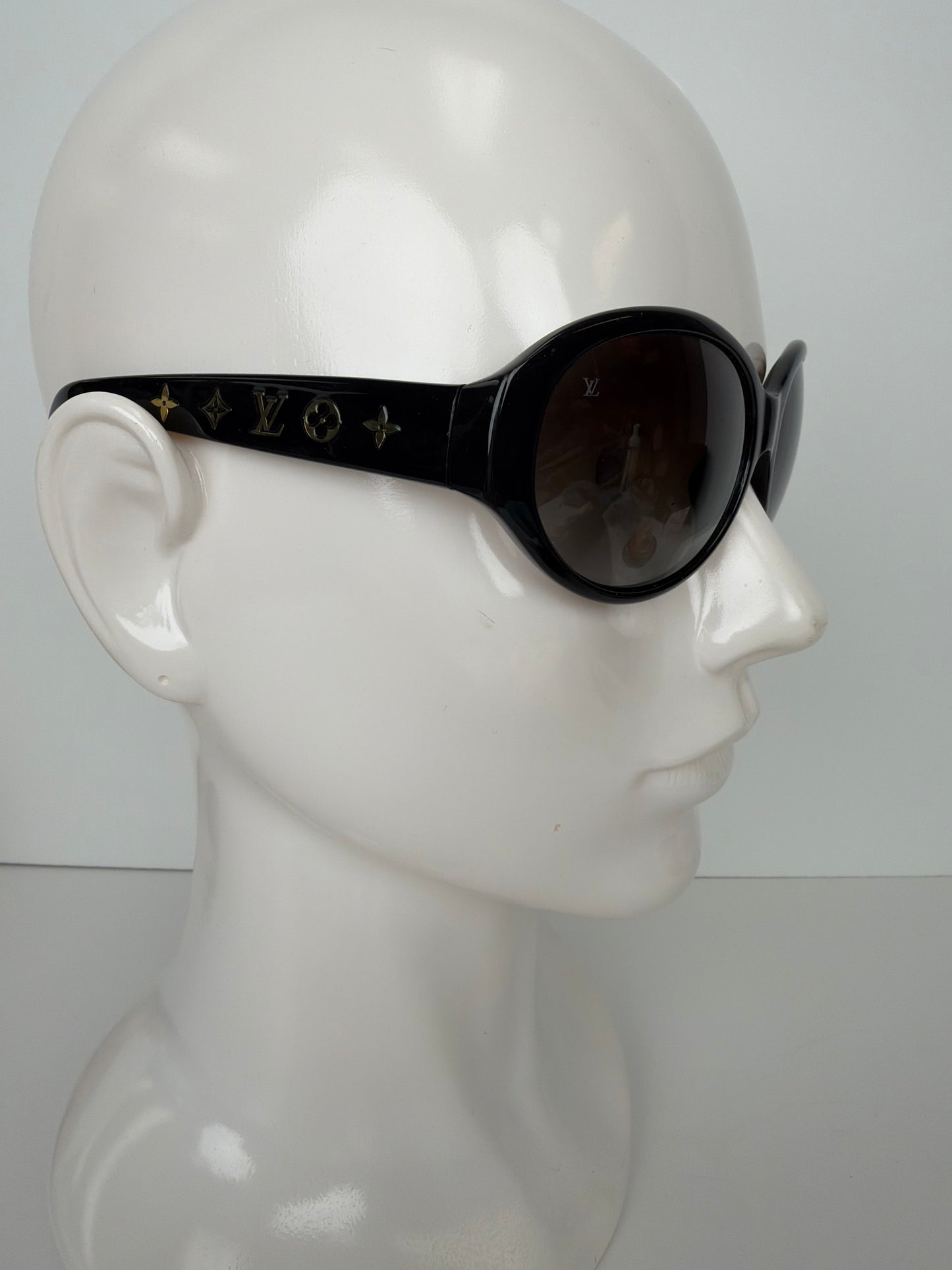 Louis Vuitton Obsession Sunglasses in Black Acetate with Gold-tone LV Monogram YLV