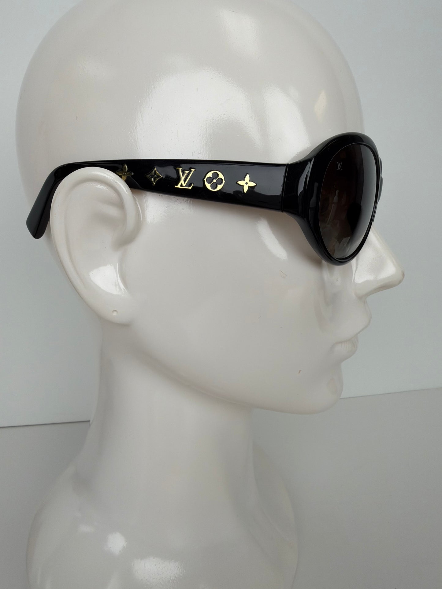 Louis Vuitton Obsession Sunglasses in Black Acetate with Gold-tone LV Monogram YLV