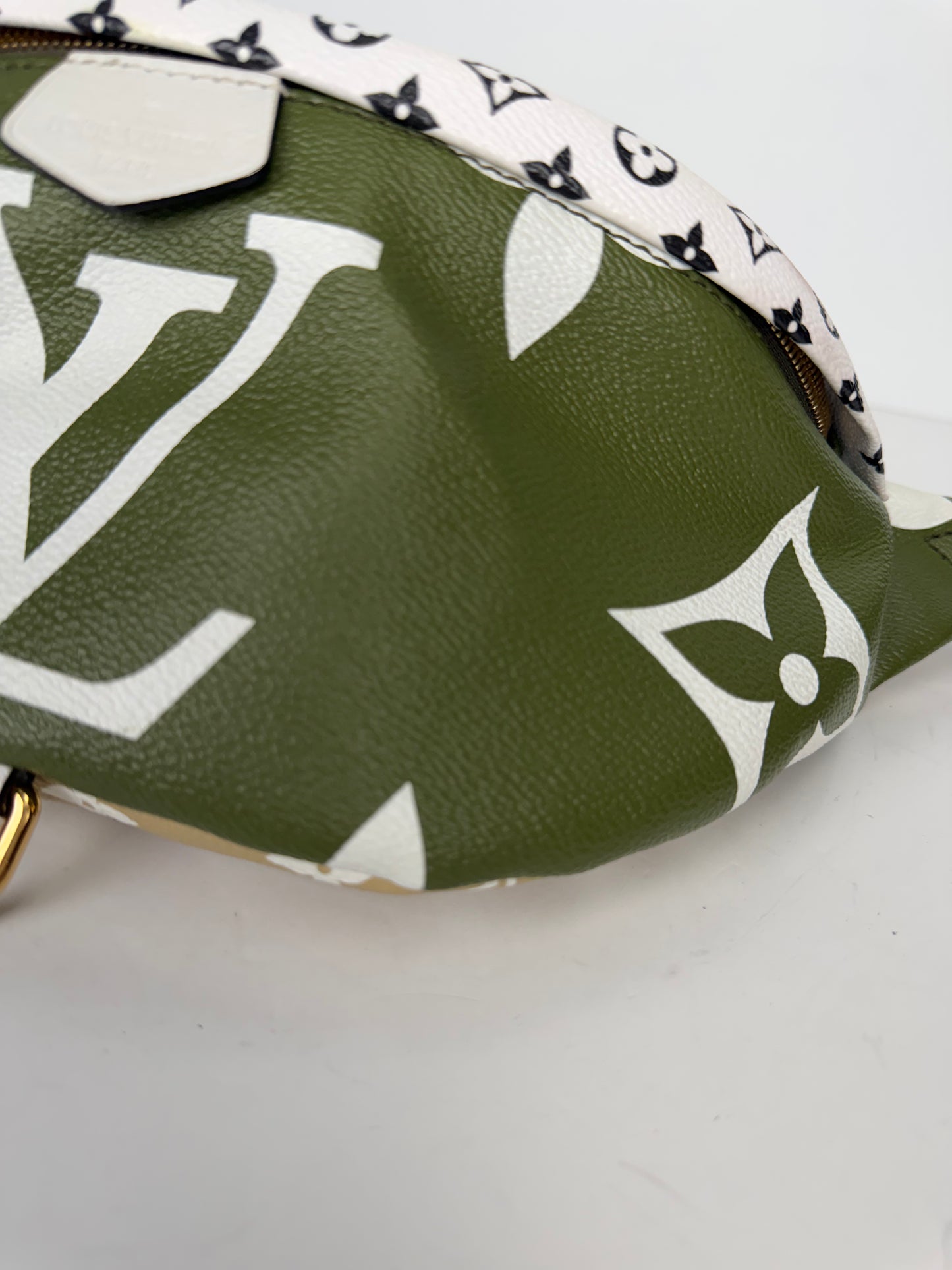 Louis Vuitton Monogram Giant Bumbag MM in Kaki Beige NFC YC1