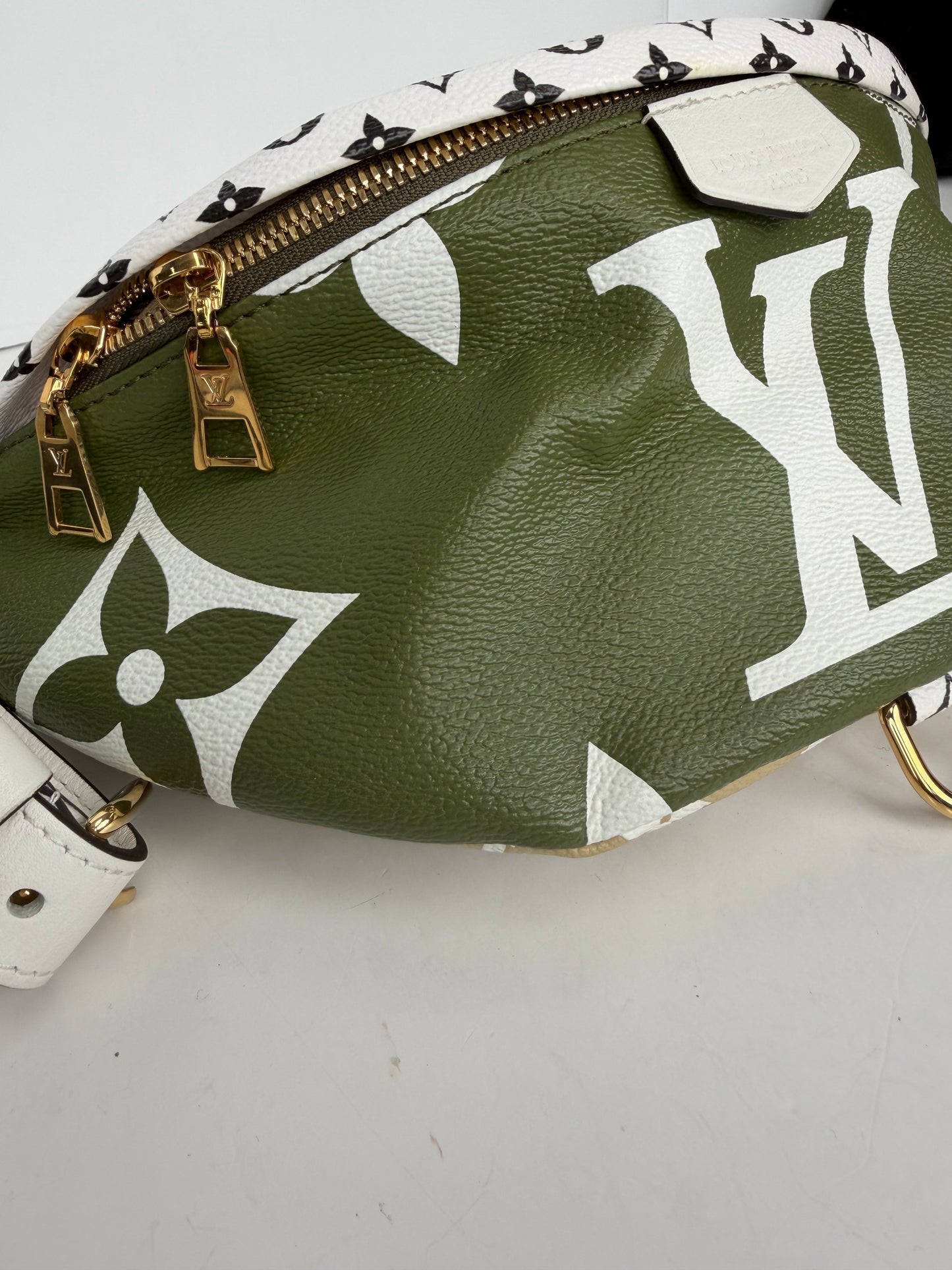 Louis Vuitton Monogram Giant Bumbag MM in Kaki Beige NFC YC1