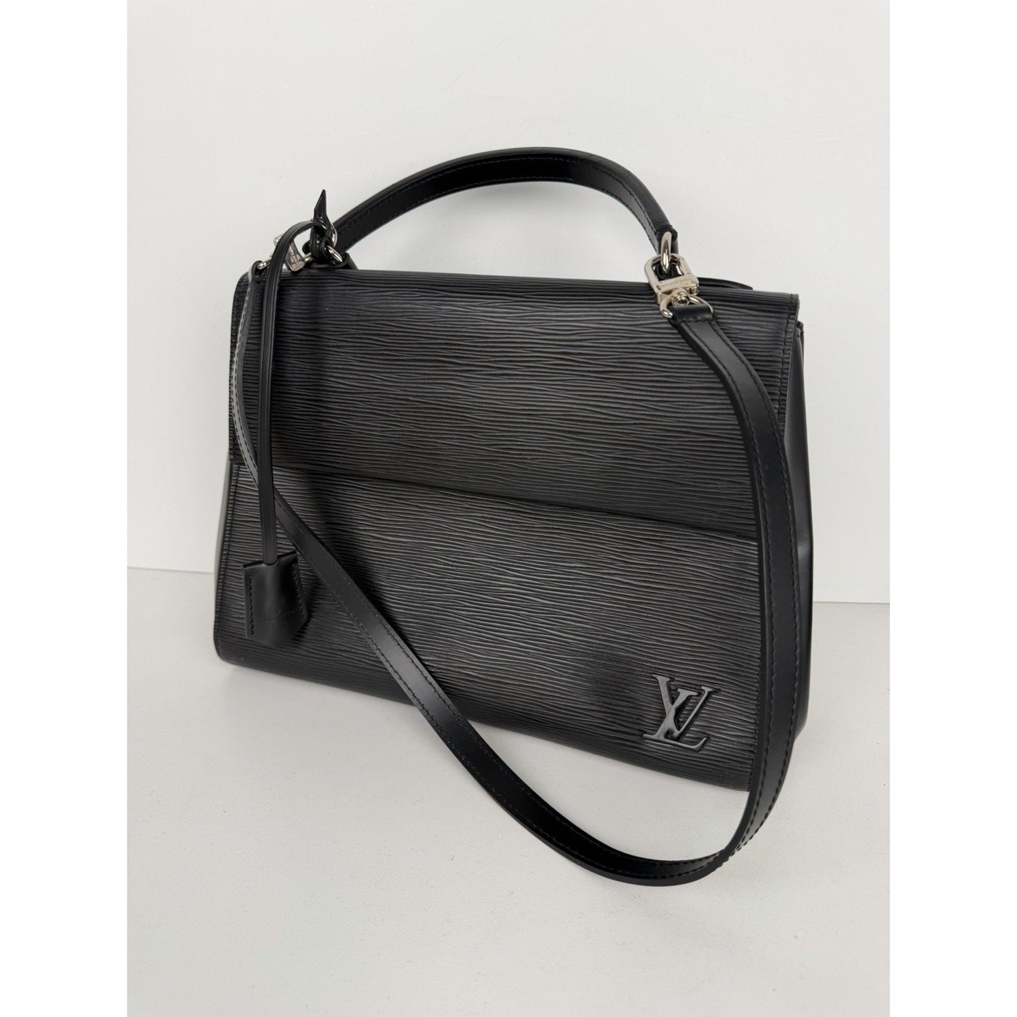 Louis Vuitton Cluny Shoulder Bag MM in Black Epi Leather 2018 B-6