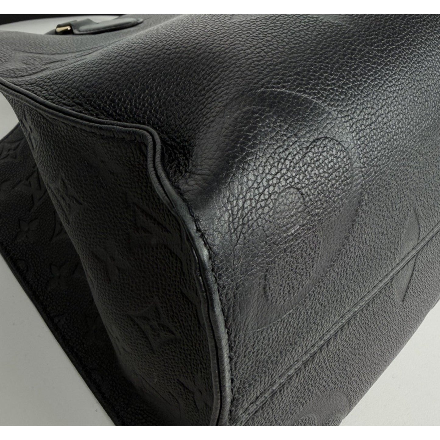Louis Vuitton OnTheGo MM Bag Tote in Black Leather Embossed Monogram NFC F1