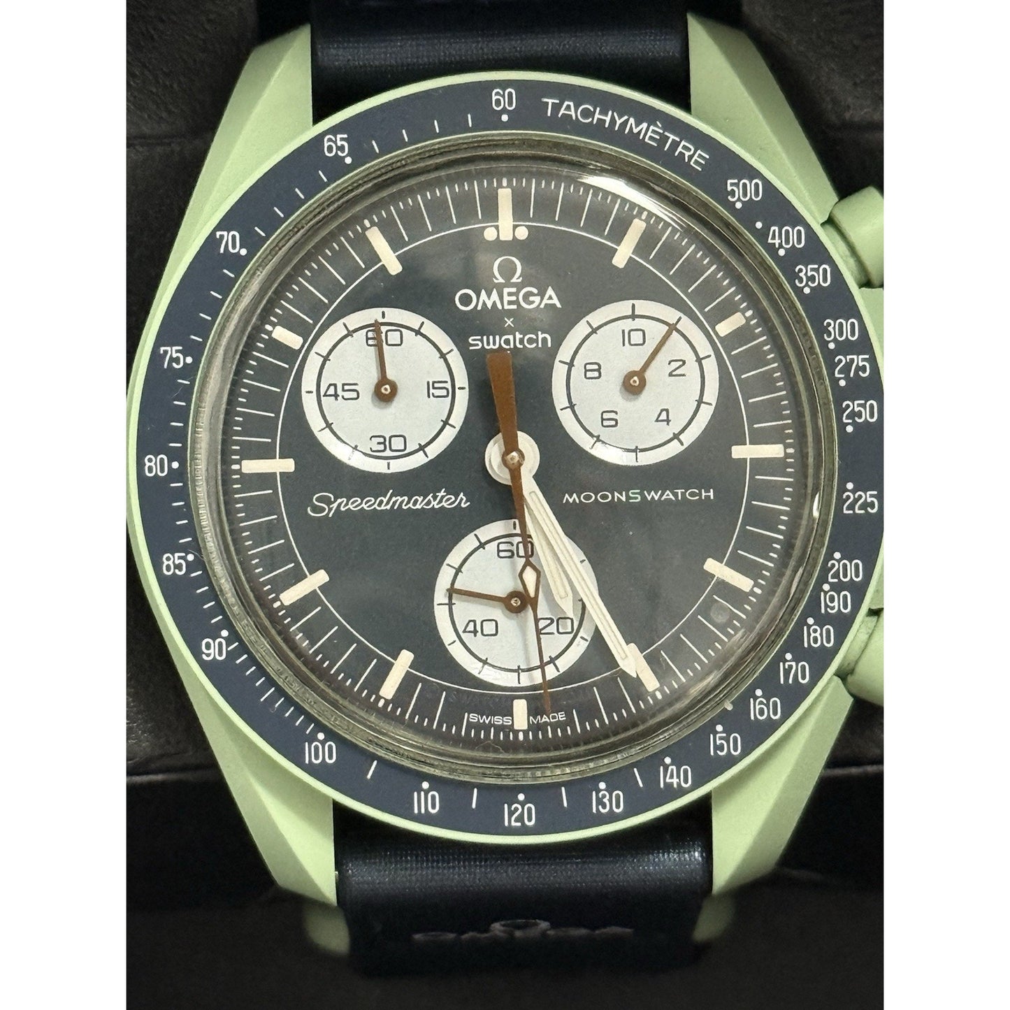 OMEGA X SWATCH Moonswatch Speedmaster Mission on Earth 42mm SO33G100
