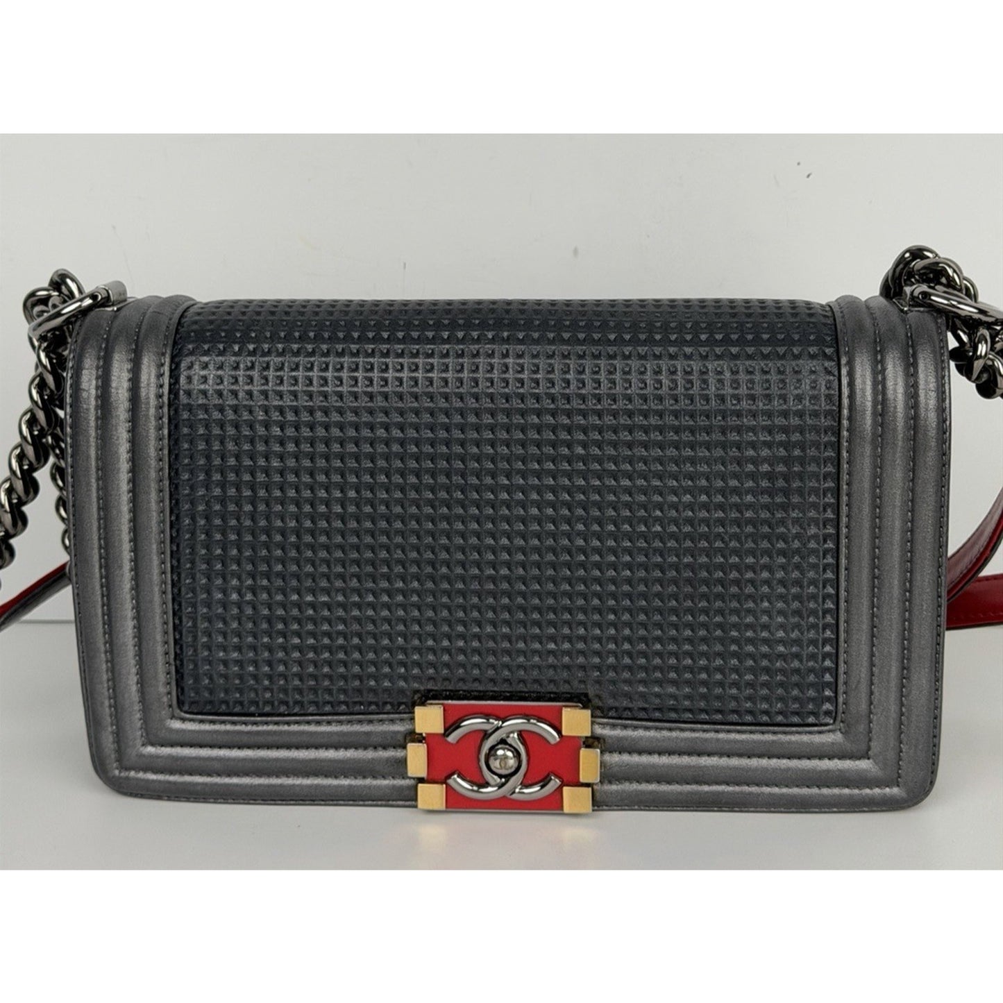 Chanel Medium Boy Flap Shoulder Bag in Grey Cube Embossed Leather 2013-2014 S