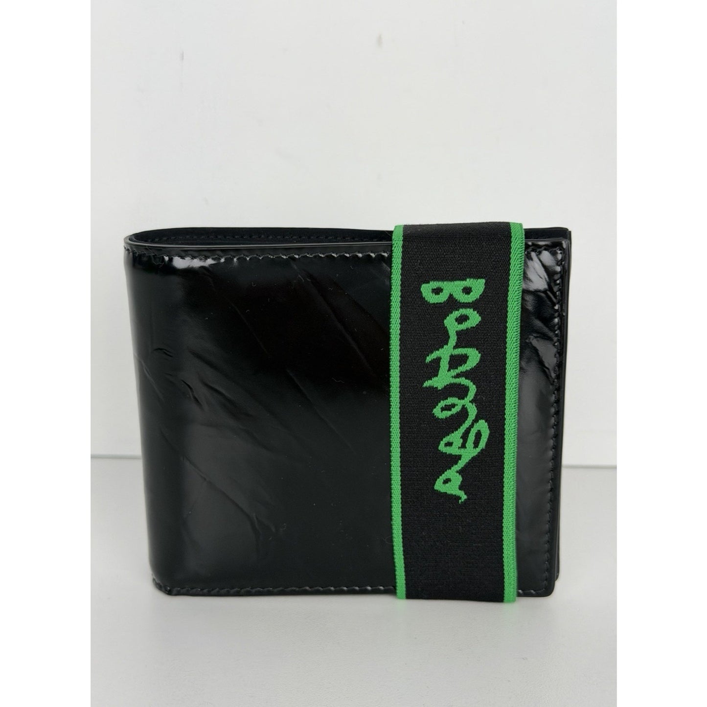 Bottega Veneta Bi-Fold Wallet in Black and Parakeet in Crinkle Patent Leather