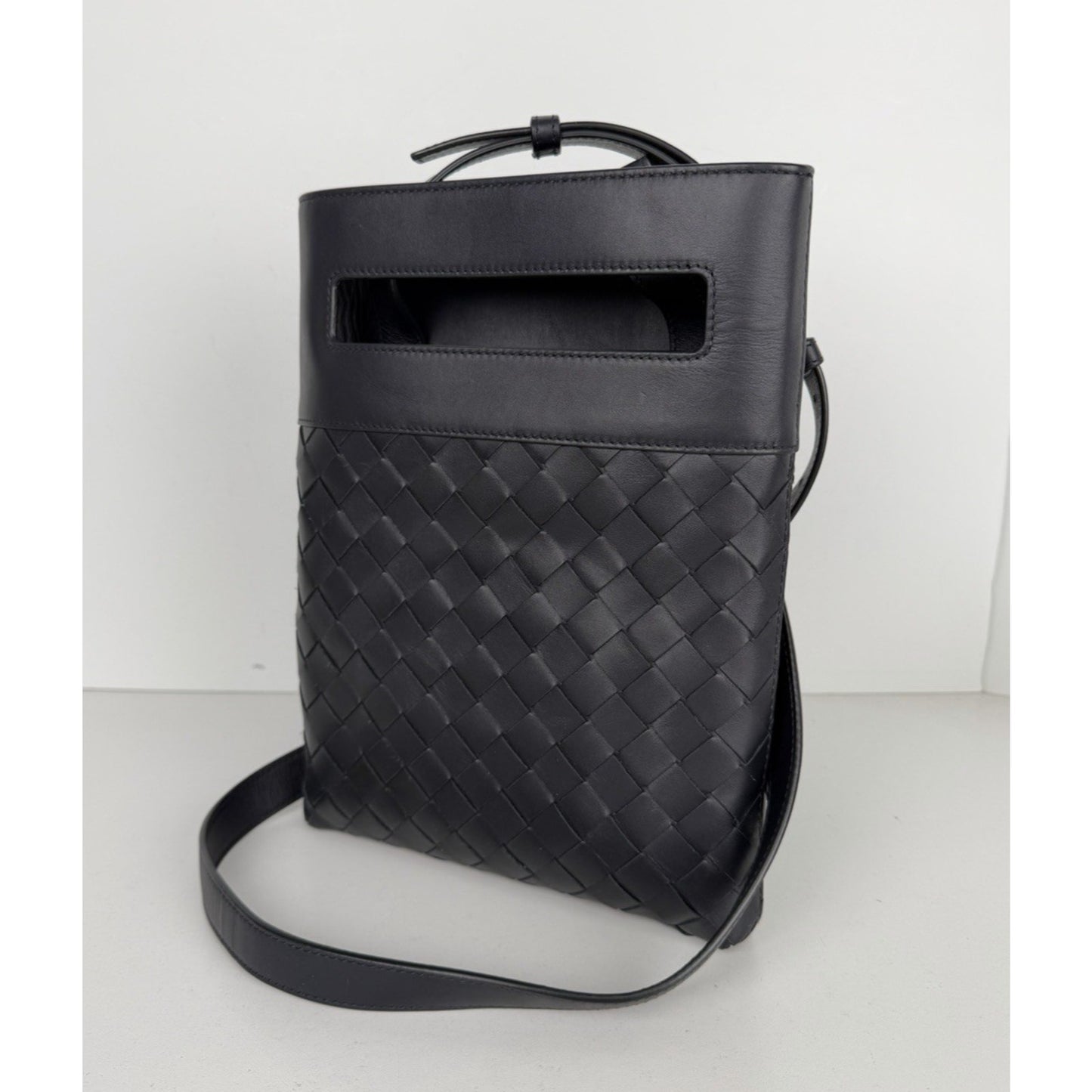 Bottega Veneta Slot Messenger Crossbody Bag Black Intrecciato Leather NFC S06