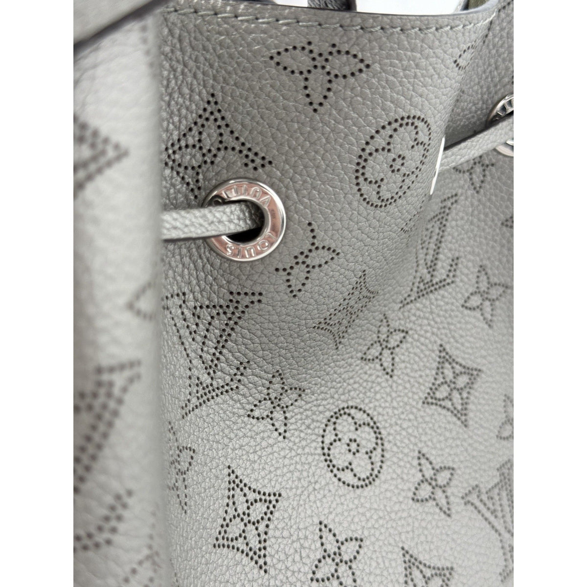 Louis Vuitton Bella Drawstring Medium Bucket Bag in Silver Mahina Leather NFC D8