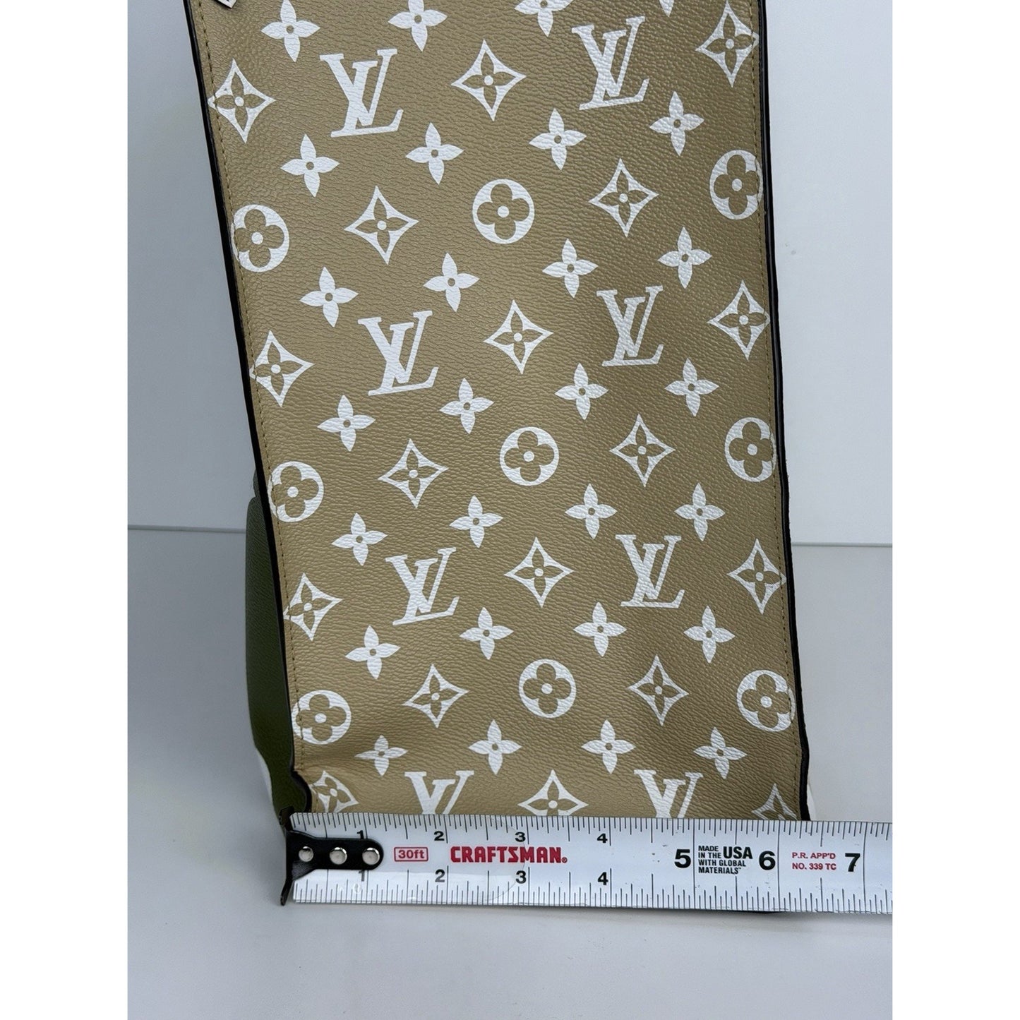 Louis Vuitton Monogram Giant Onthego GM Tote Bag in Kaki/Beige Canvas 2019 D2