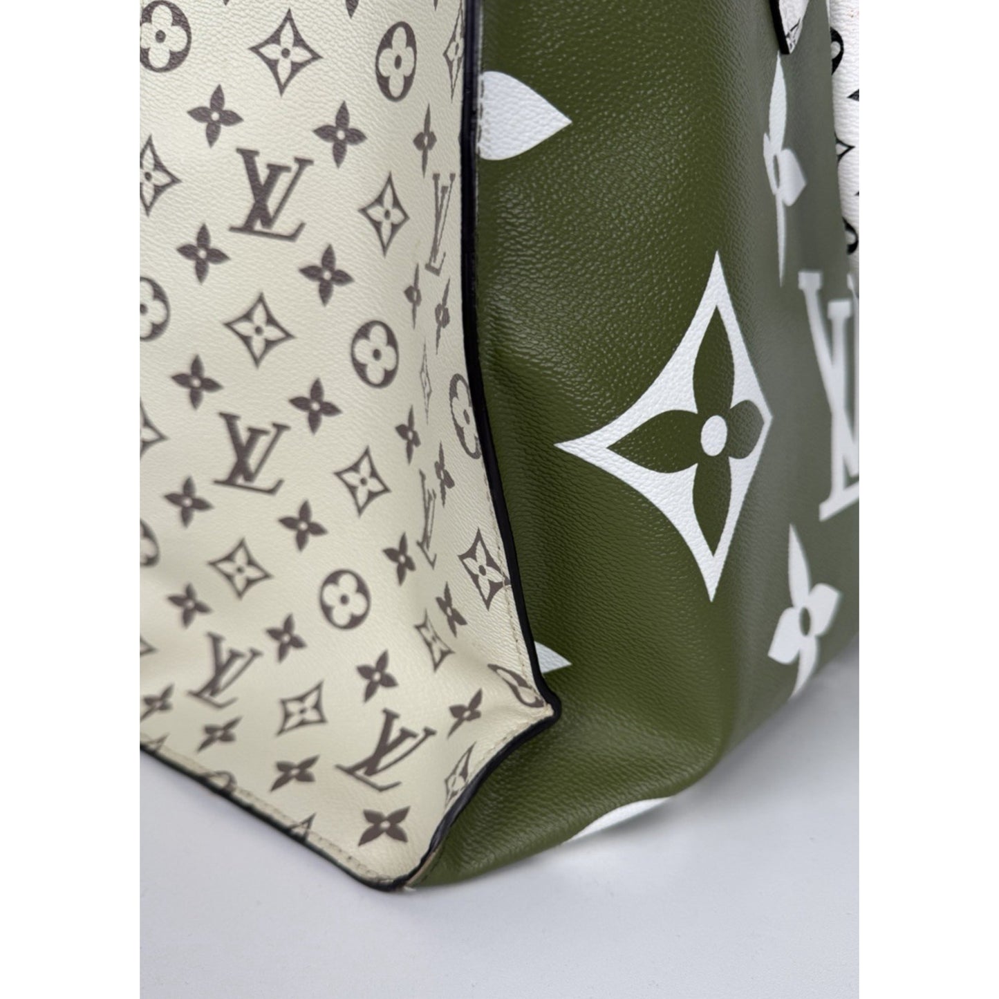 Louis Vuitton Monogram Giant Onthego GM Tote Bag in Kaki/Beige Canvas 2019 D2