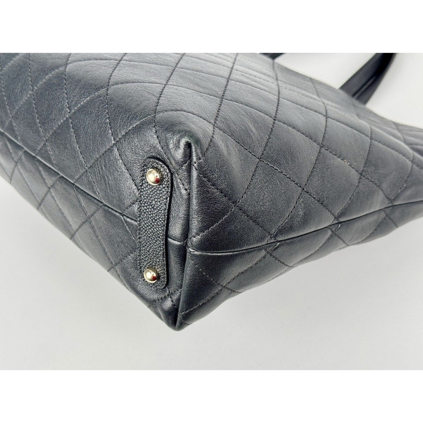 Chanel CC diamond-quilted tote bag in black calfskin & caviar leather