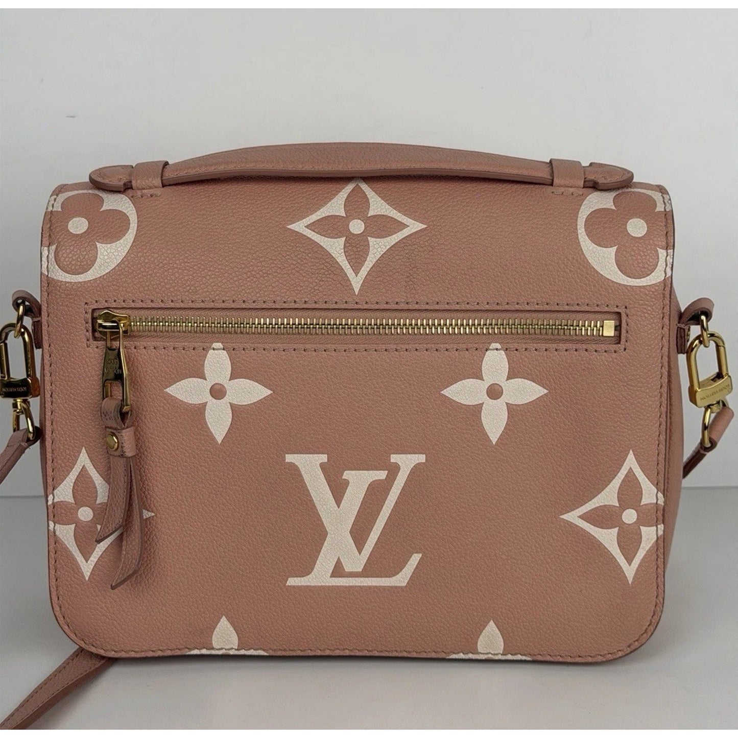 Louis Vuitton Pochette Metis Bicolor Rose Trianon & Cream Shoulder Bag NFC E2
