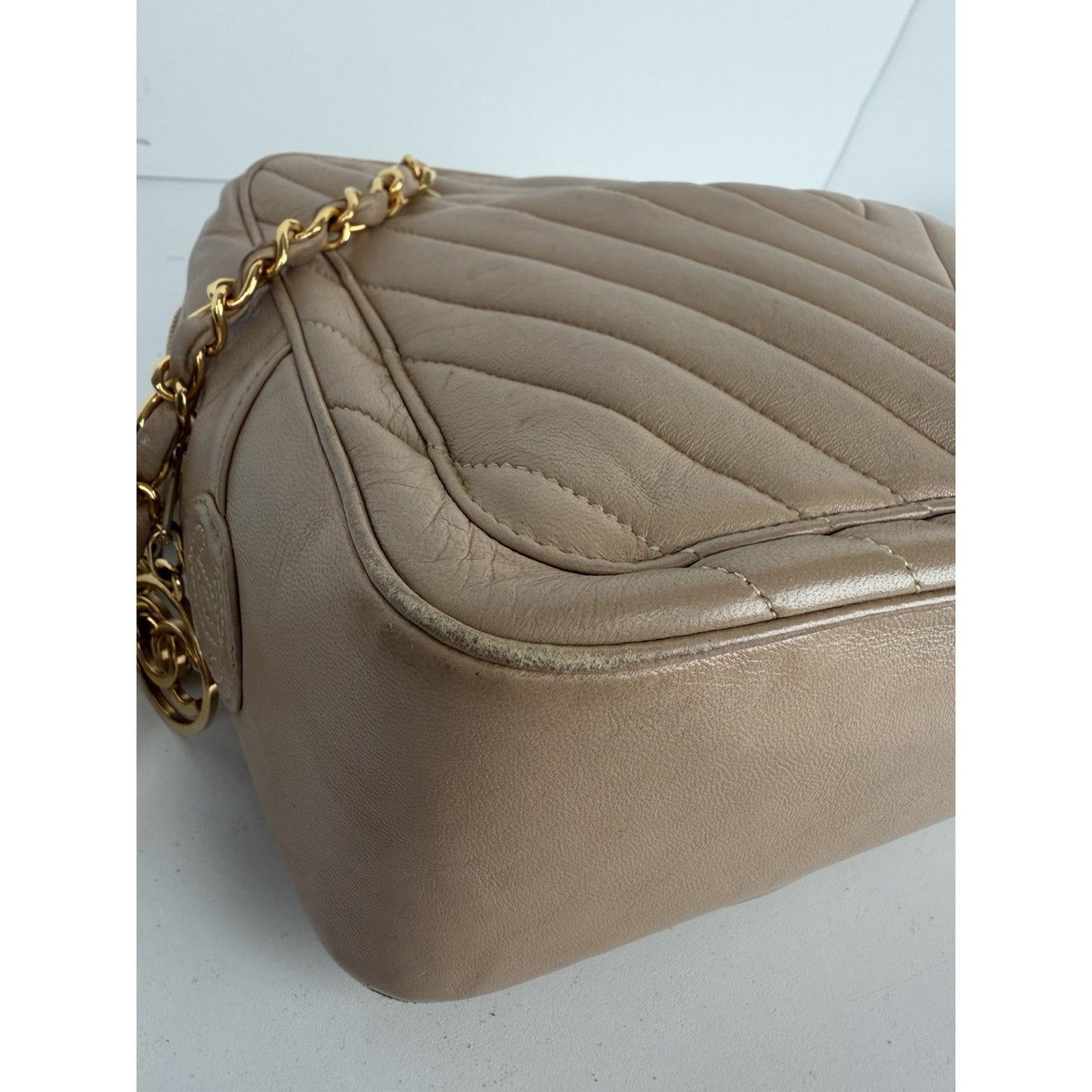 Chanel Chevron Camera Shoulder Bag Vintage in Beige Leather 1989 – 1991 S04