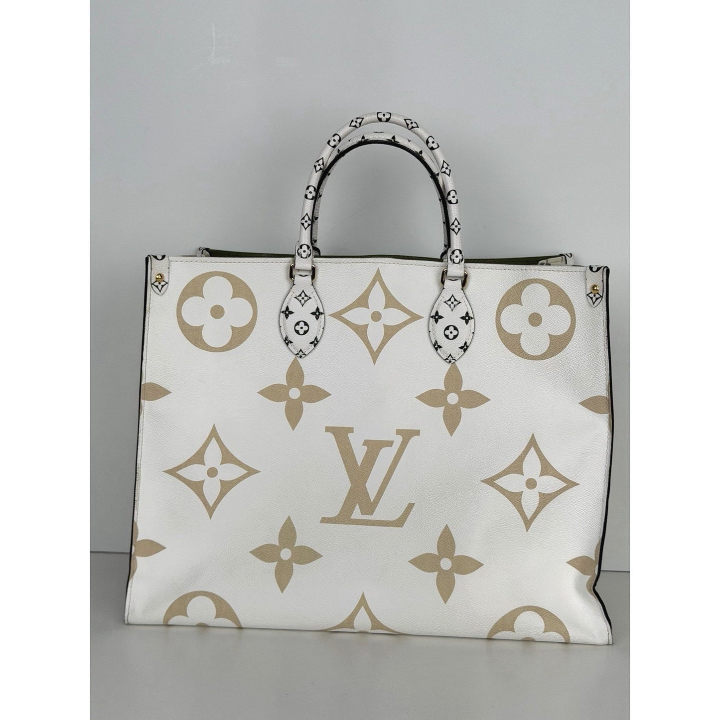 Louis Vuitton Monogram Giant Onthego GM Tote Bag in Kaki/Beige Canvas 2019 D2